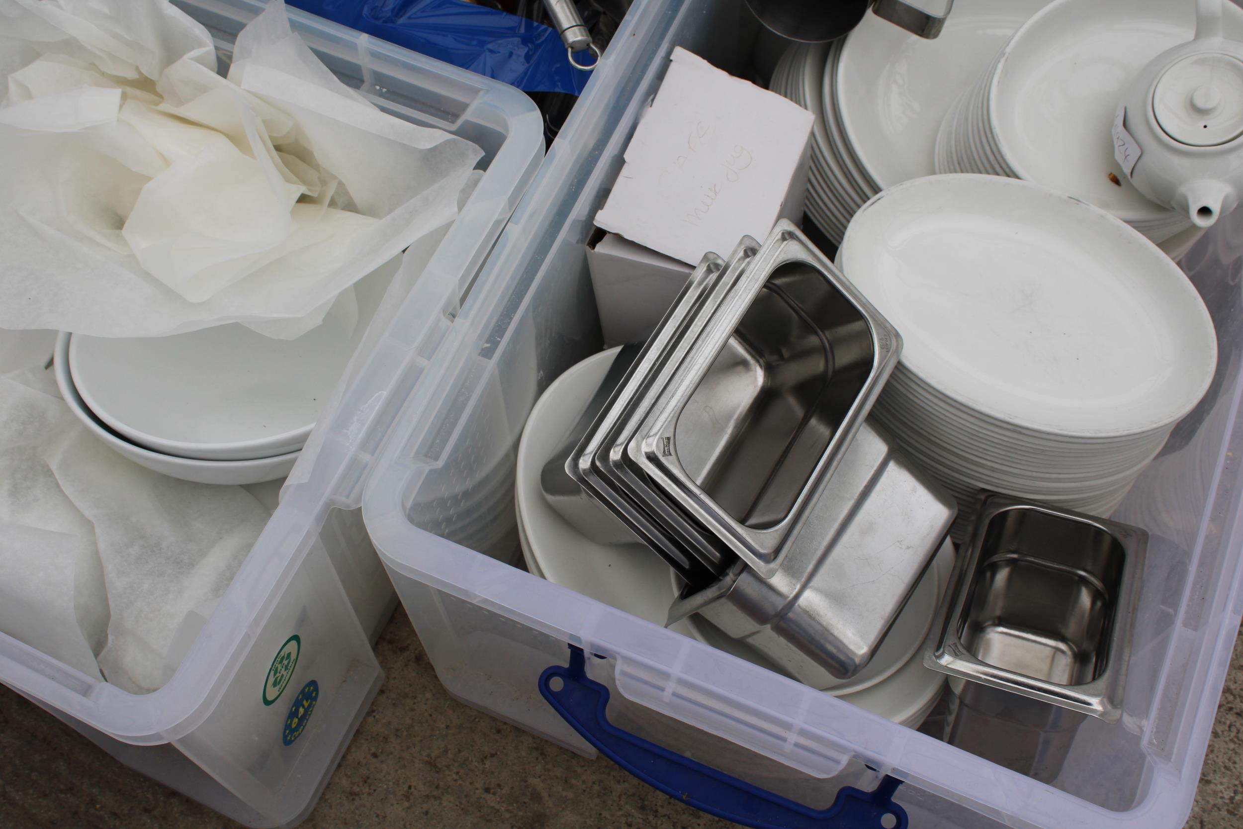 A LARGE ASSORTMENT OF HOUSEHOLD ITEMS TO INCLUDE PLATES, UTENSILS AND CHOPPING BOARDS ETC - Image 5 of 5
