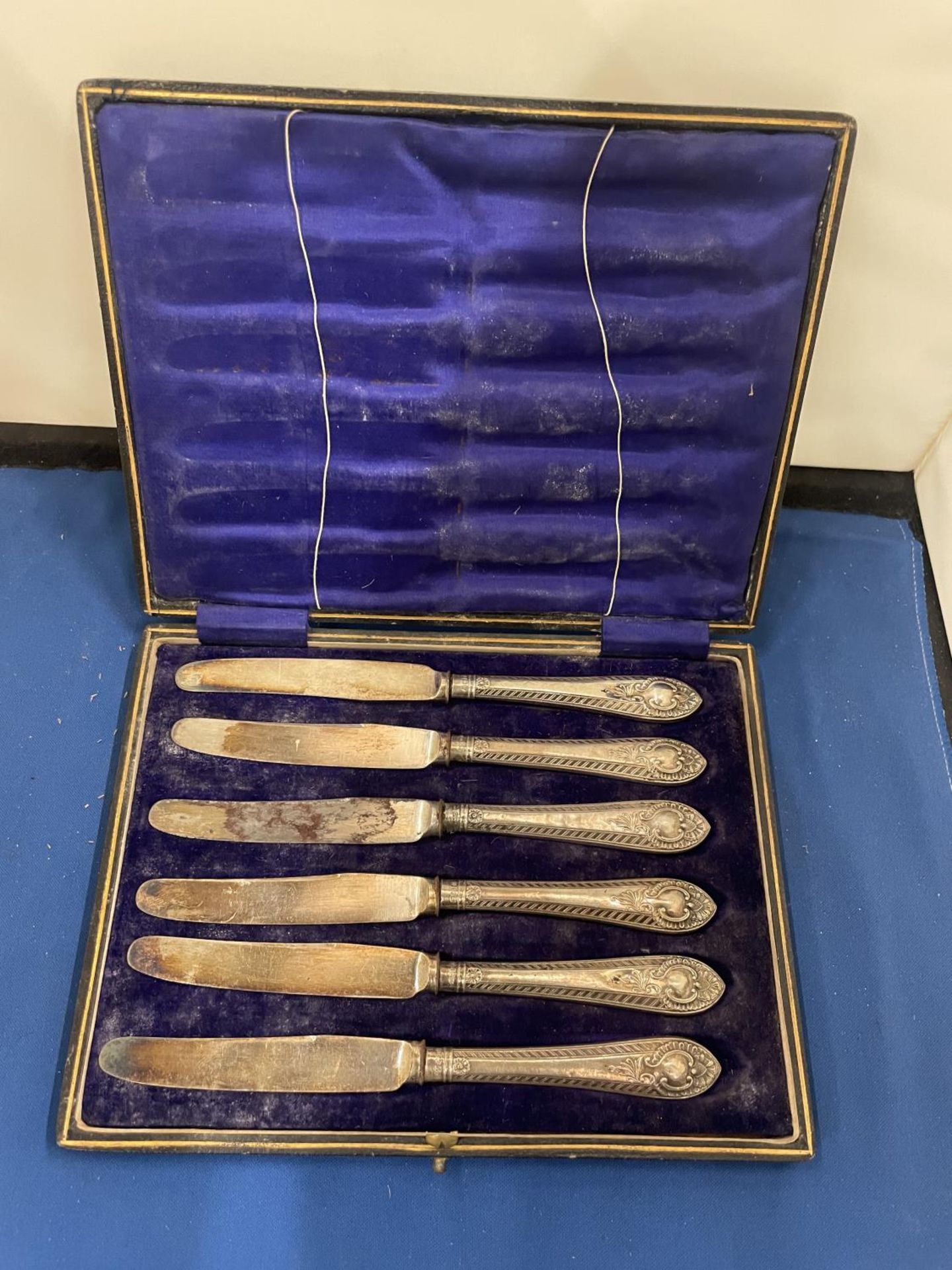 A SET OF SIX HALLMARKED SILVER HANDLED BUTTER KNIVES IN A PRESENTATION BOX - Image 2 of 8