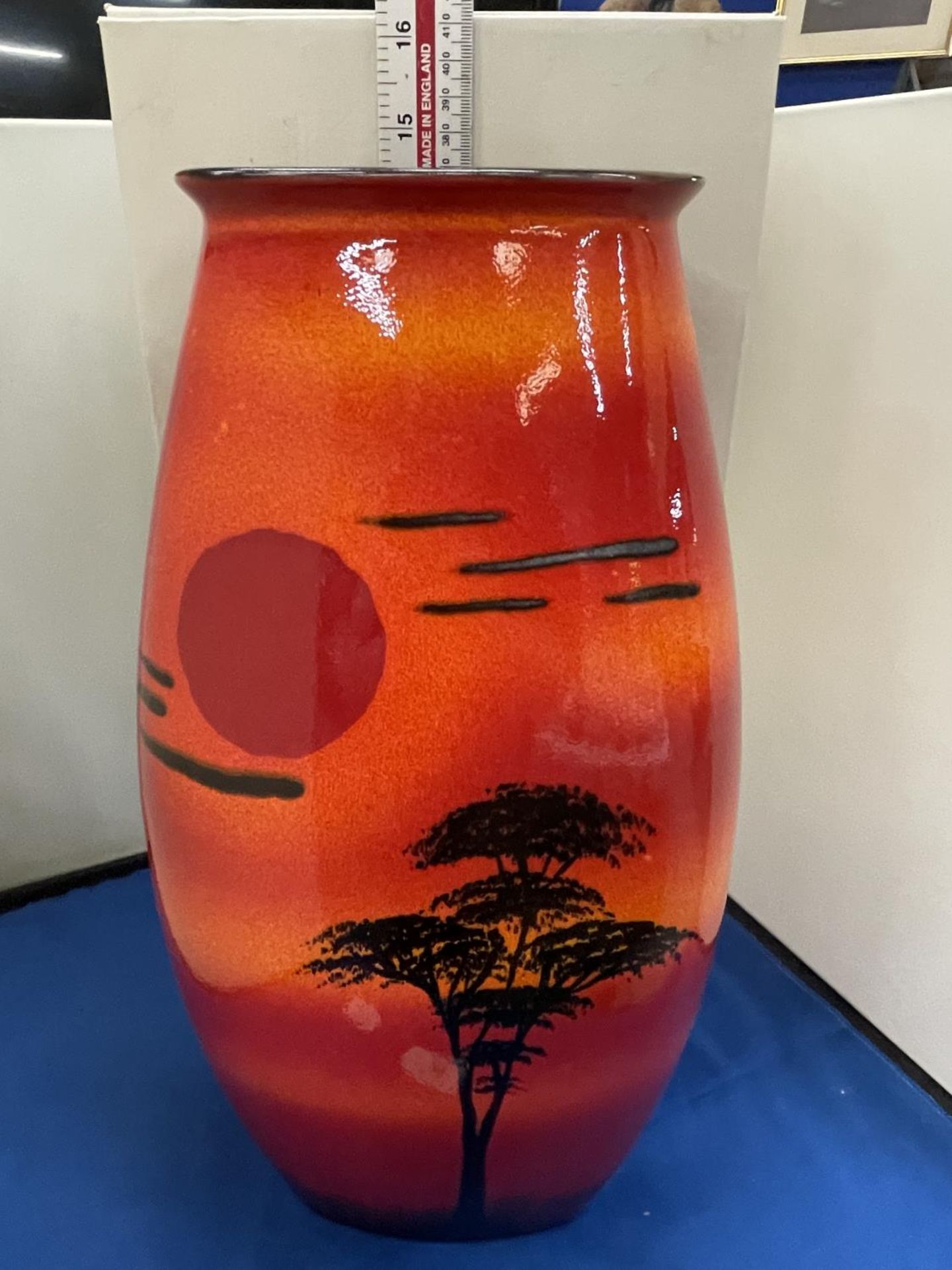 A POOLE POTTERY MANHATTON VASE WITH AFRICAN SKY DESIGN 36CM TALL WITH ORIGINAL BOX - Image 9 of 10