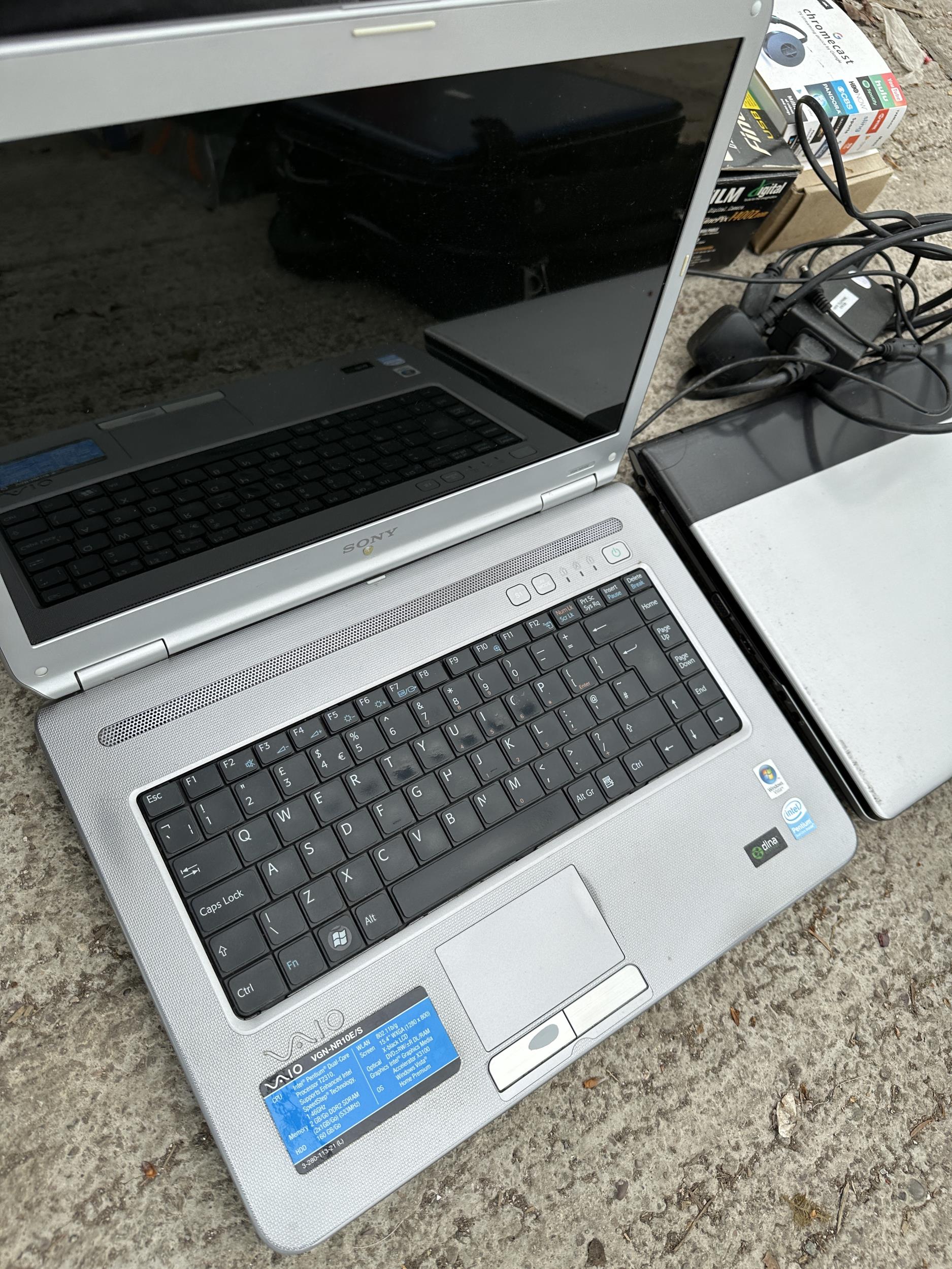 THREE VARIOUS LAPTOPS TO INCLUDE A SAMSUNG ETC - Image 2 of 4