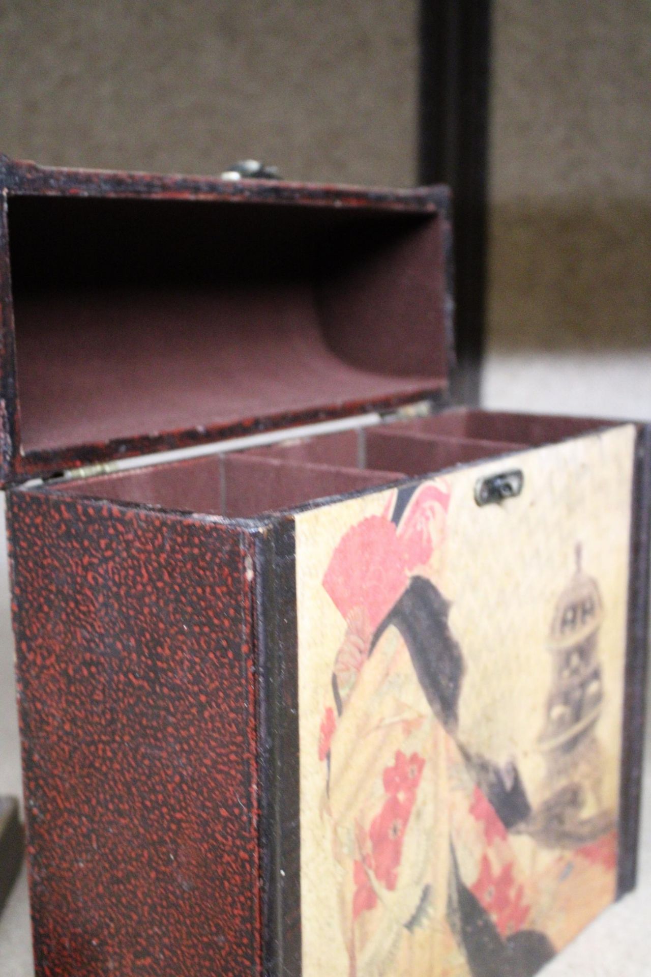 A THREE BOTTLE BOX WITH AN ORIENTAL DESIGN - Image 3 of 4