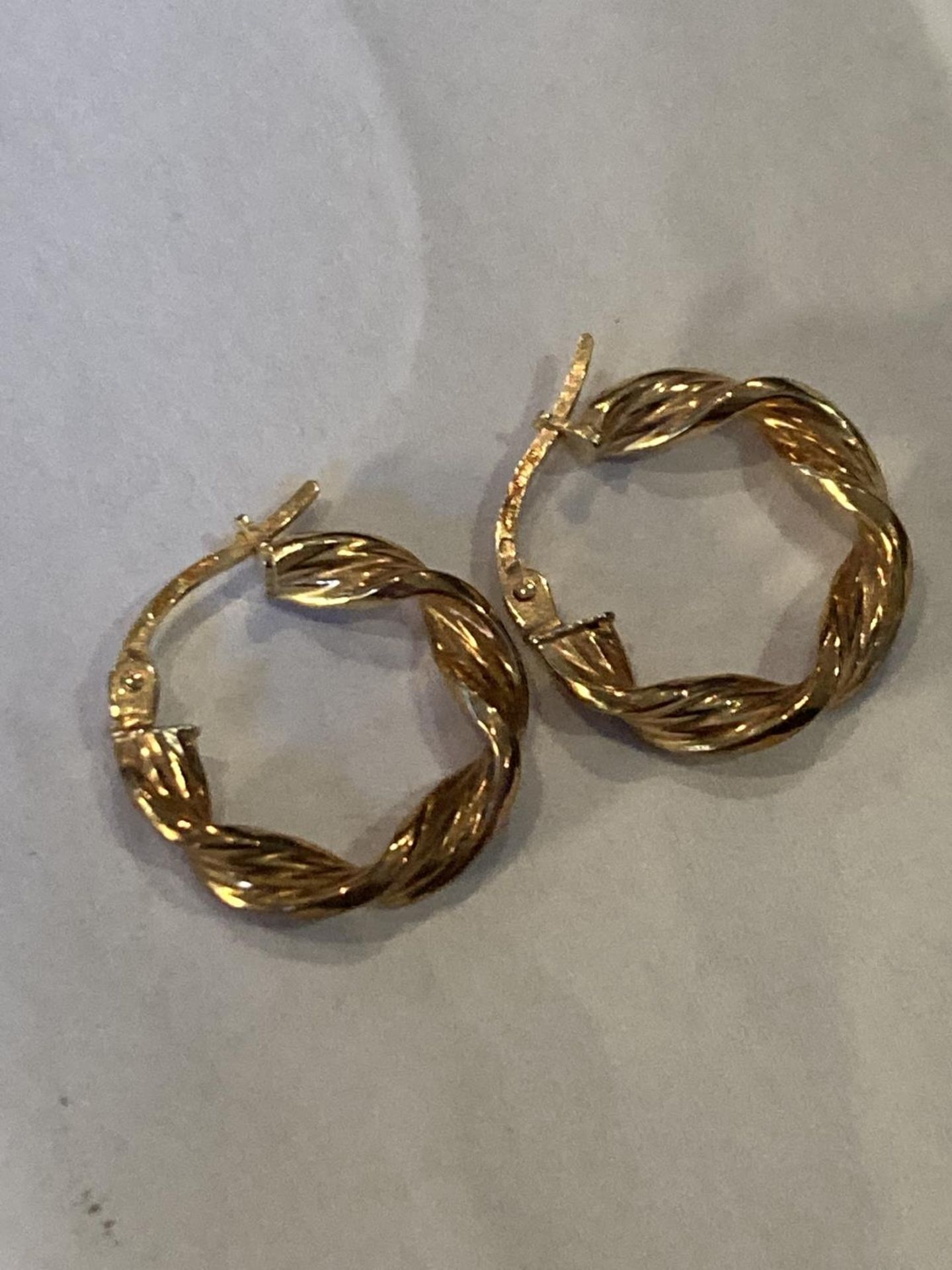 A PAIR OF 9 CARAT GOLD TWISTED HOOP EARRINGS GROSS WEIGHT 1.21 GRAMS - Image 4 of 6