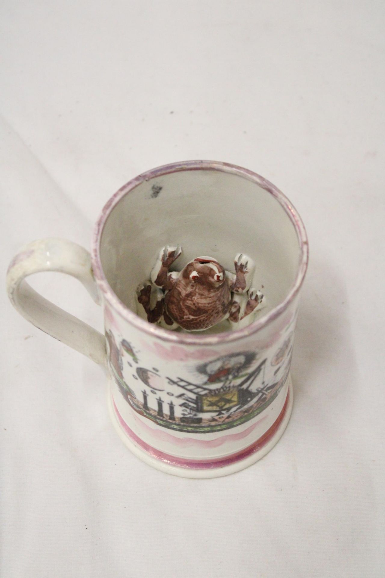 A 19TH CENTURY STAFFORDSHIRE POTTERY FROG MUG WITH 'GOD SAVE THE QUEEN' EMBLEM - Image 5 of 5