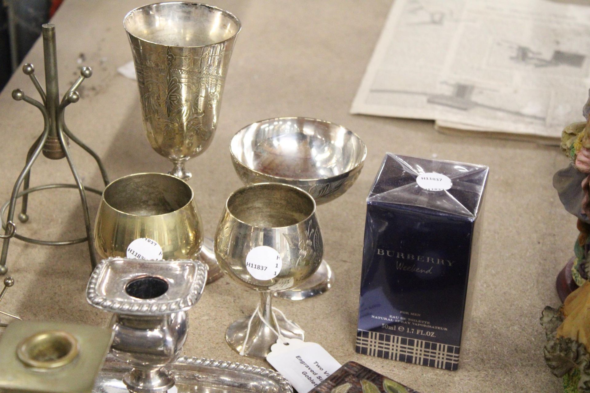 A MIXED LOT OF ITEMS TO INCLUDE TWO VINTAGE ENGRAVED SILVER PLATE GOBLETS, A PAIR OF GOTHIC - Image 4 of 5