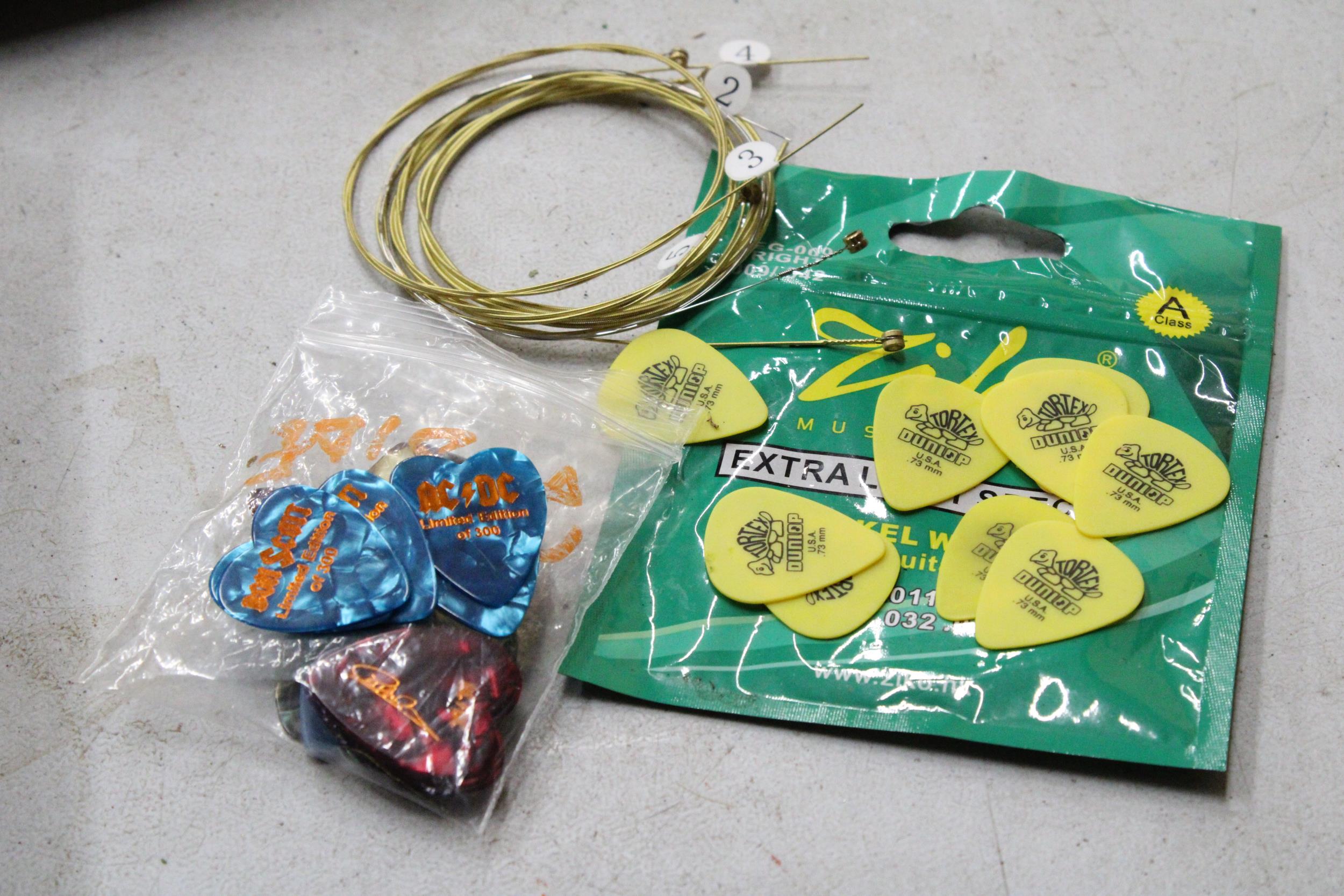 A QUANTITY OF ELECTRIC GUITAR STRINGS AND PLECTRUMS - Image 5 of 5