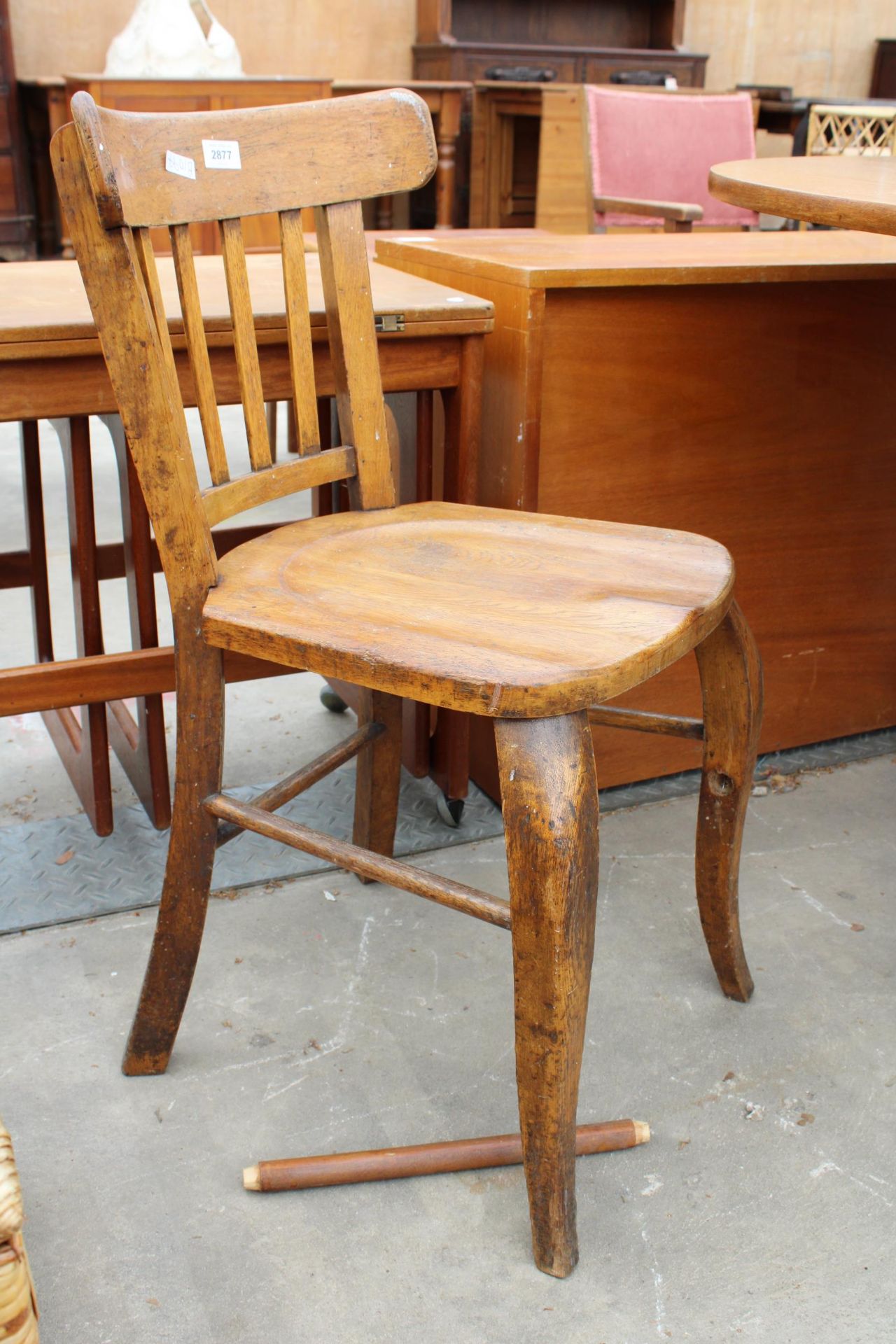 AN EARLY 20TH CENTURY ELM AND BEECH COUNTRY CHAIR - Image 2 of 2