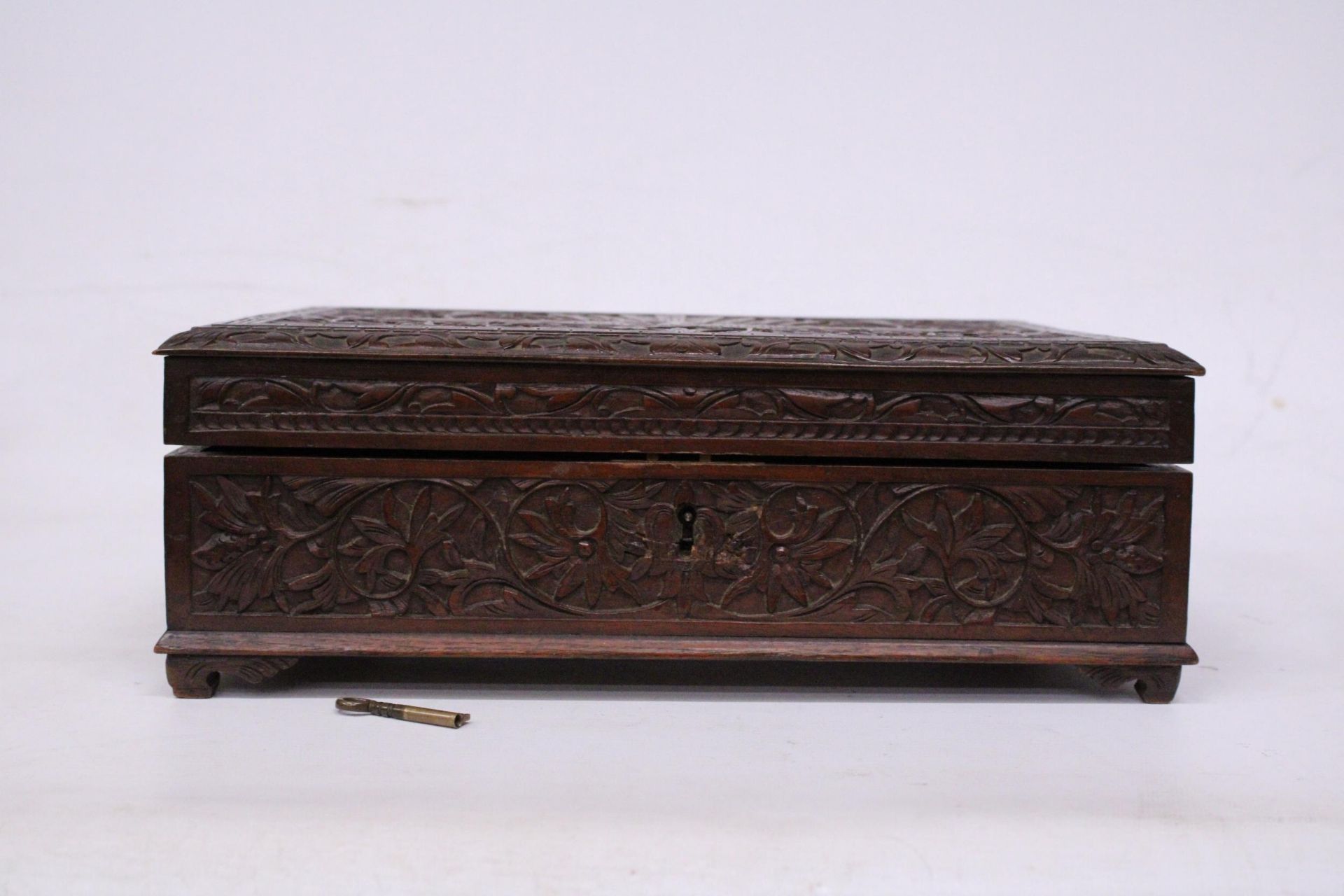 AN ANGLO INDIAN HEAVILY CARVED BOX WITH KEY - Image 4 of 6