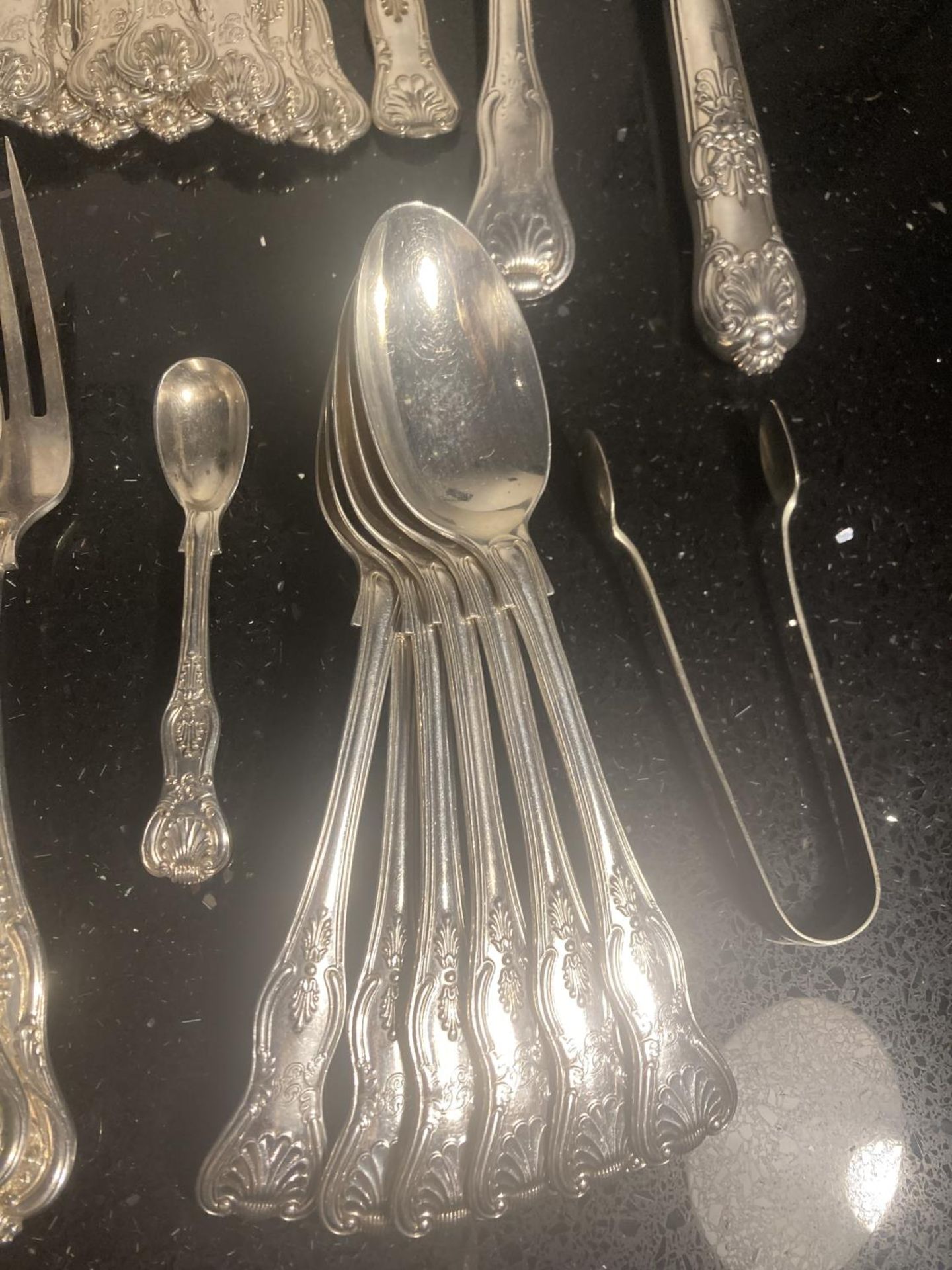 A LARGE QUANTITY OF HALLMARKED SILVER FLATWARE TO INCLUDE FORKS, SPOONS ETC GROSS WEIGHT 2976 GRAMS - Bild 5 aus 6