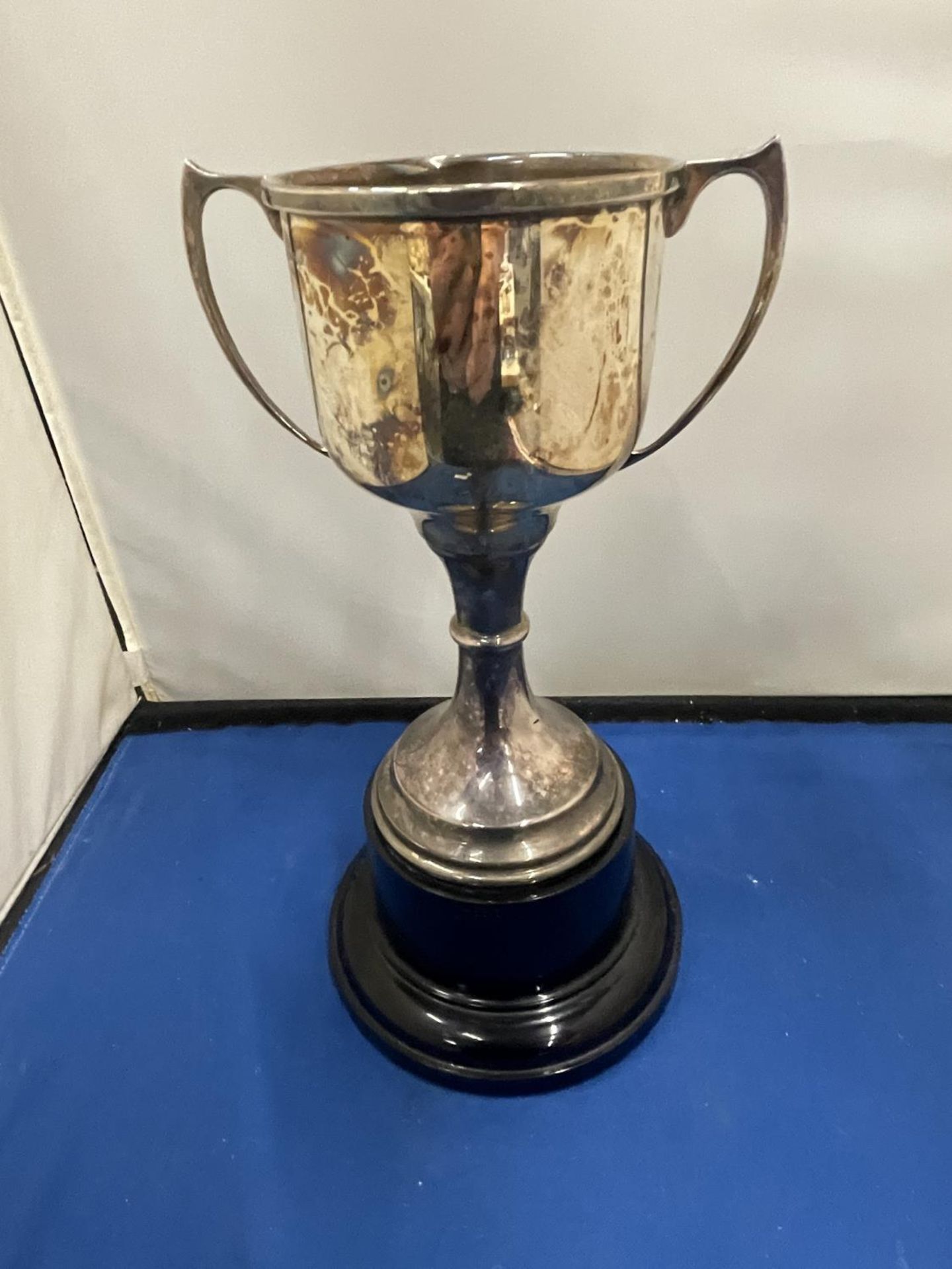 A HALLMARKED BIRMINGHAM SILVER TROPHY ON A BASE, ENGRAVED - Image 5 of 8