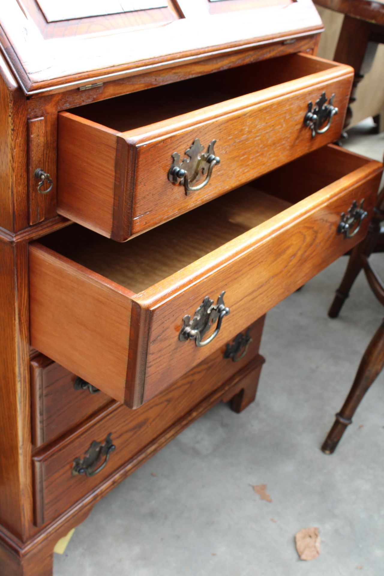 AN OAK REPRODUX BUREAU WITH FITTED INTERIOR, FOUR DRAWERS TO BASE ON BRACKET FEET, 23" WIDE - Image 4 of 5