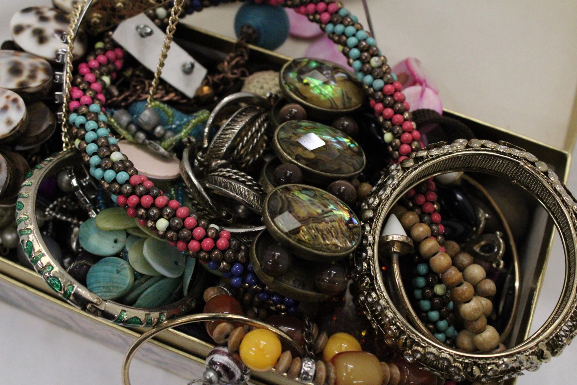 A QUANTITY OF COSTUME JEWELLERY TO INCLUDE NECKLACES, EARRINGS, BANGLES, ETC, IN A DOMED BOX - Image 3 of 5