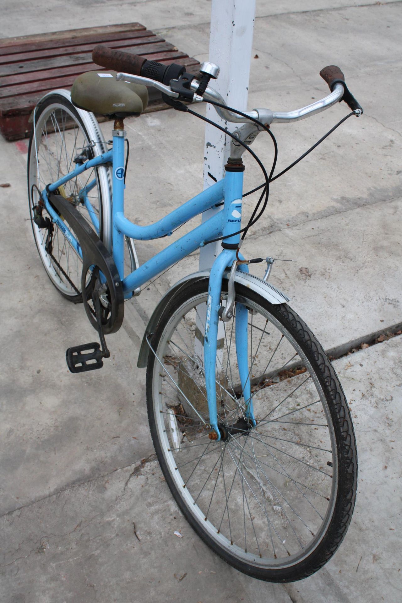 A LADIES REFLEX BIKE WITH 7 SPEED SHIMANO GEAR SYSTEM - Image 3 of 3