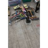 AN ASSORTMENT OF GARDEN TOOLS TO INCLUDE SAWS, TROWELS AND A MINCER ETC