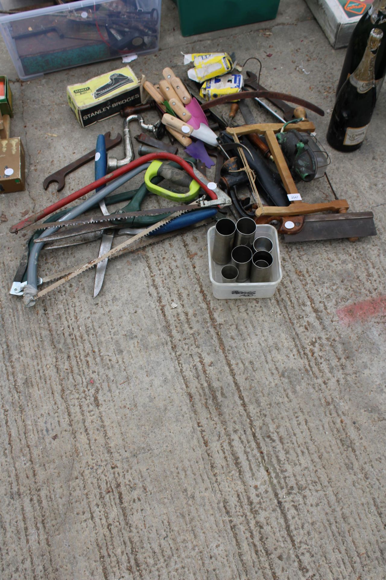 AN ASSORTMENT OF GARDEN TOOLS TO INCLUDE SAWS, TROWELS AND A MINCER ETC