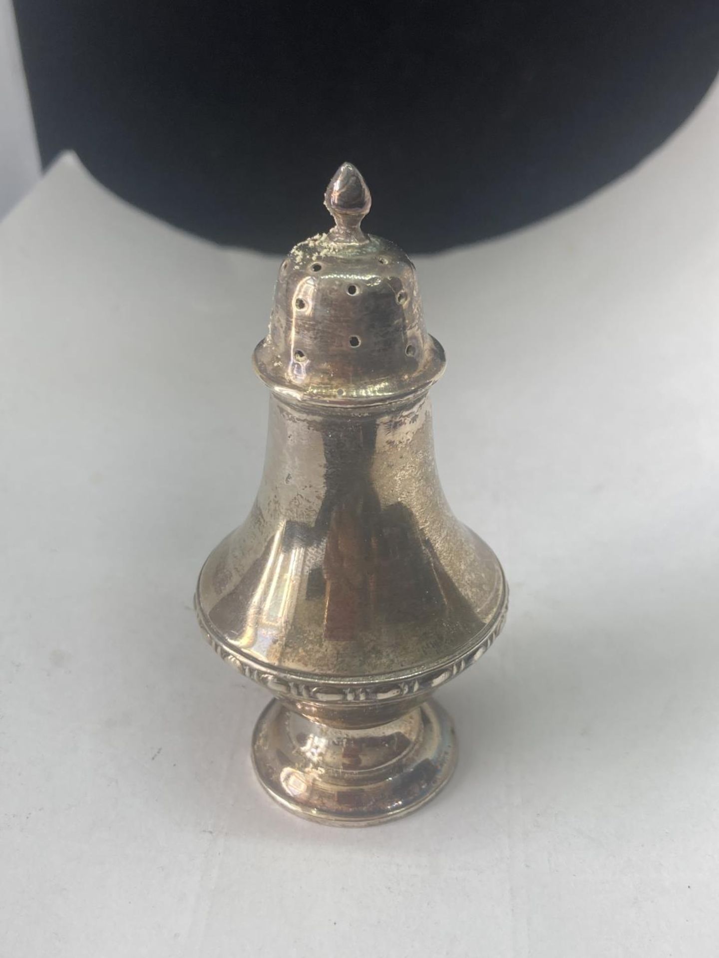 A HALLMARKED CHESTER SILVER PEPPER POT GROSS WEIGHT 47.5 GRAMS - Image 2 of 6