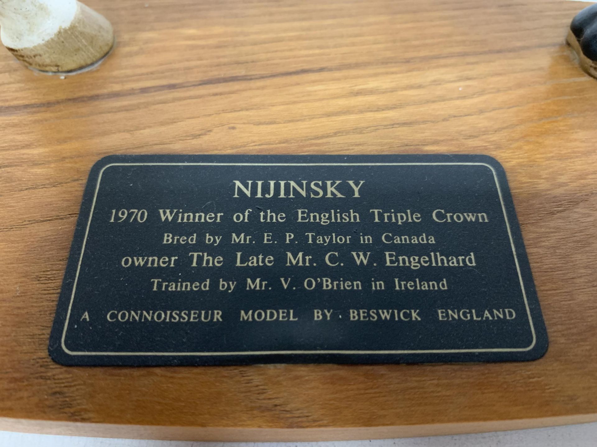 A BESWICK "NIJINSKY" HORSE FIGURINE FROM THE CONNOISSEUR HORSES SERIES WINNER OF THE TRIPLE CROWN - Image 4 of 5