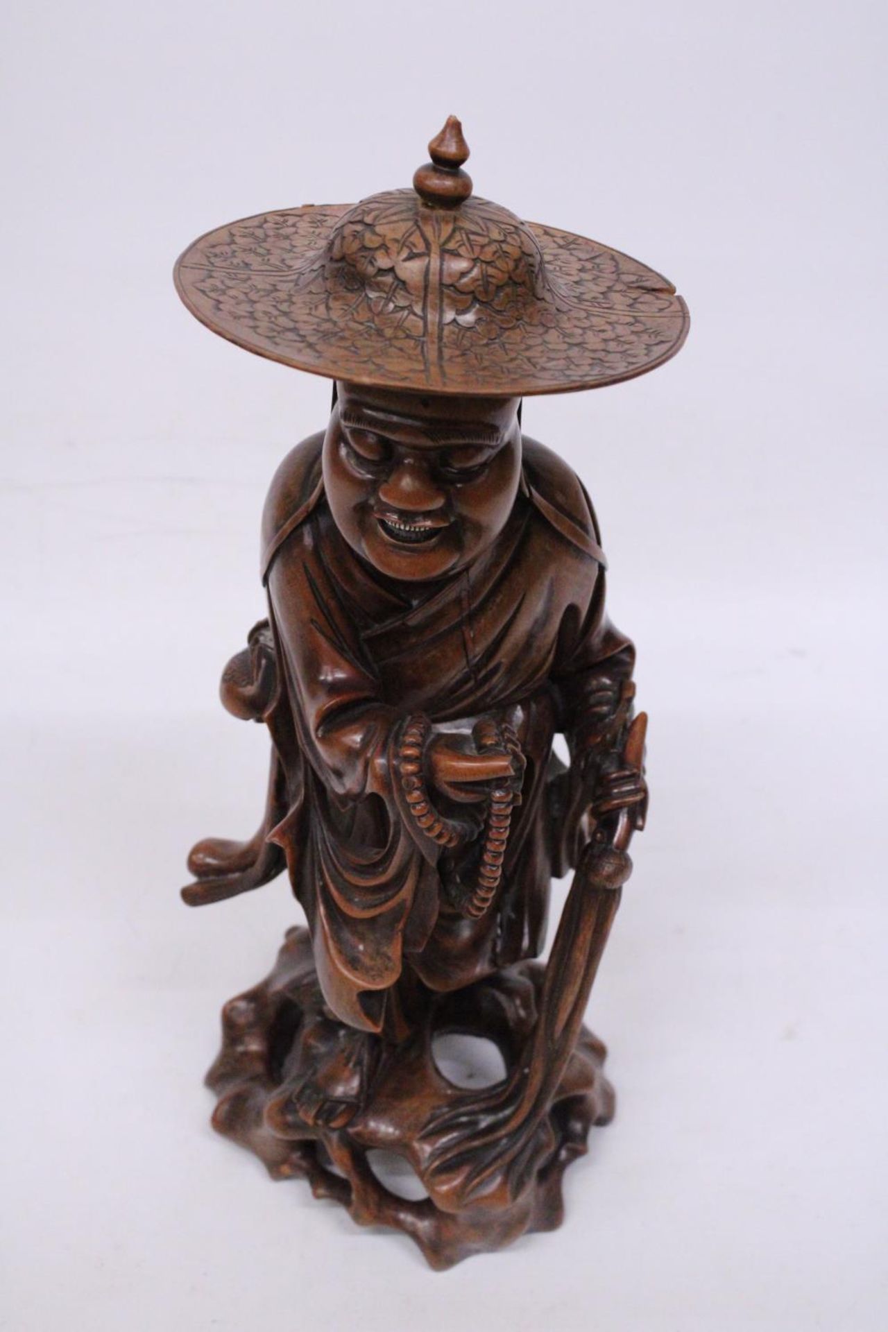 A VINTAGE ORIENTAL ROOTWOOD CARVING OF A HOLYMAN WEARING A TYPICAL COOLIE HAT WITH TEETH ( - Image 5 of 7