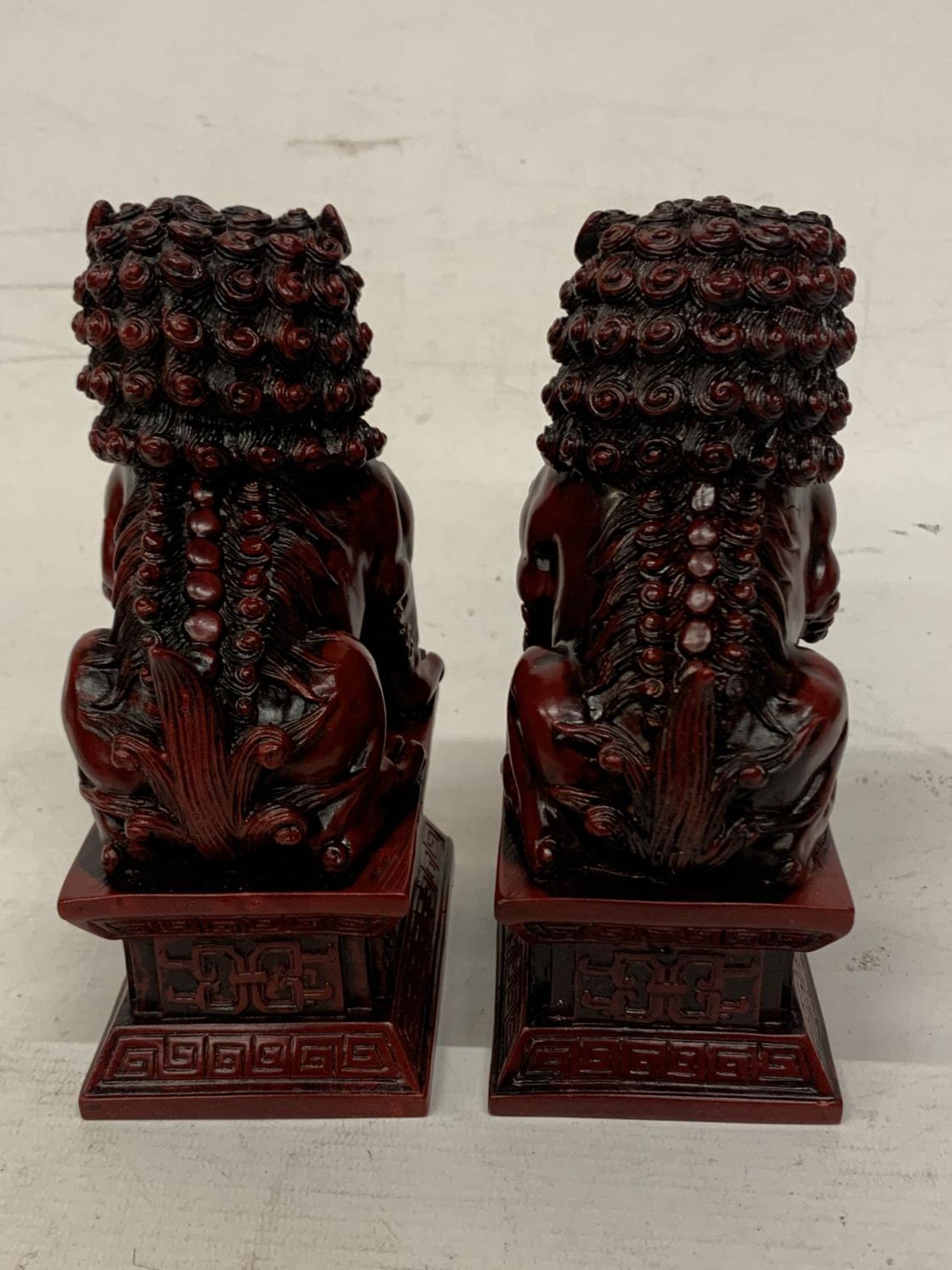 A PAIR OF VINTAGE MAJESTIC ASIAN RED FOO DOG FIGURES - APPROX 28 CM - Image 3 of 3