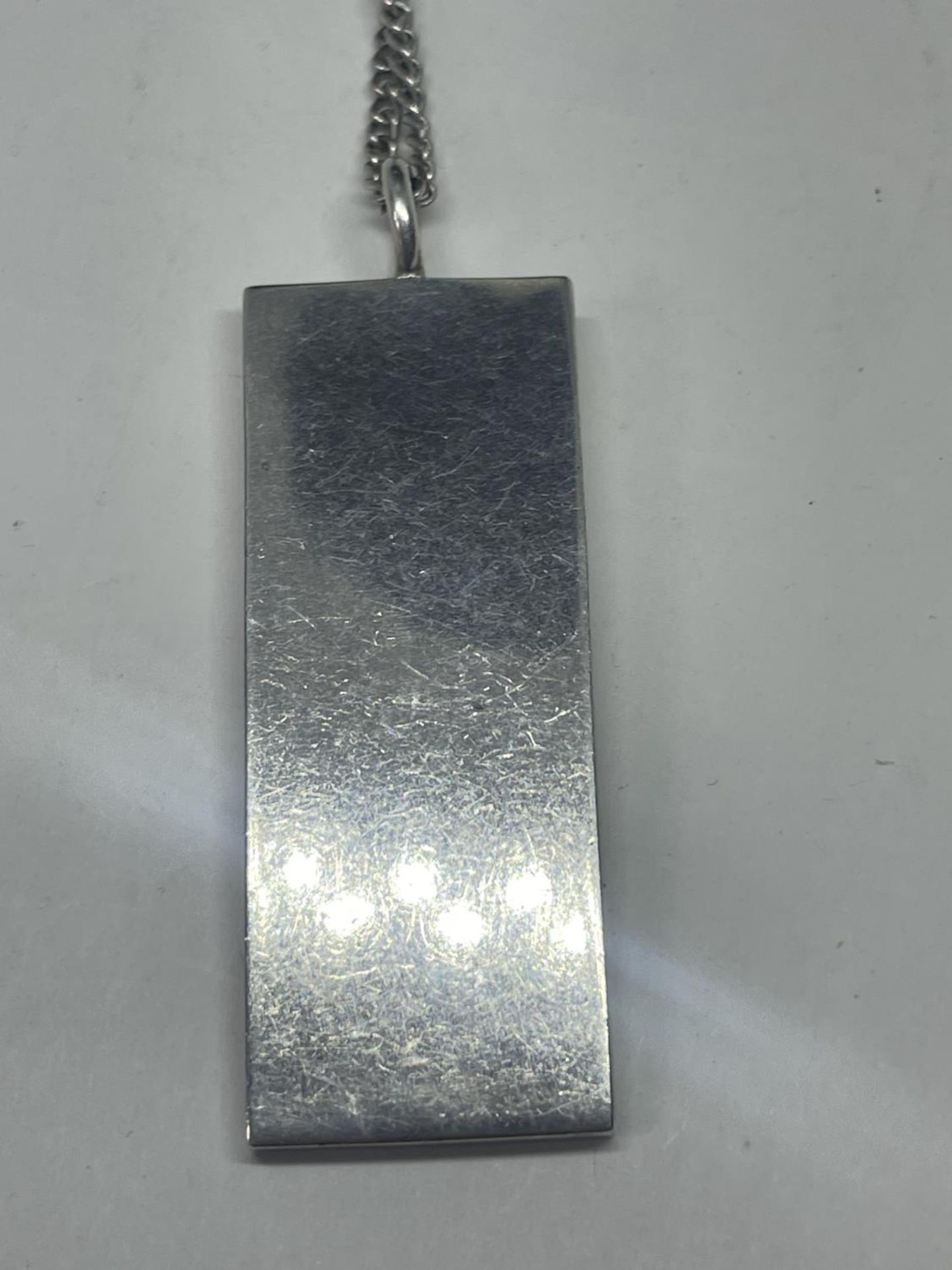 A SILVER INGOT NECKLACE - Image 3 of 3