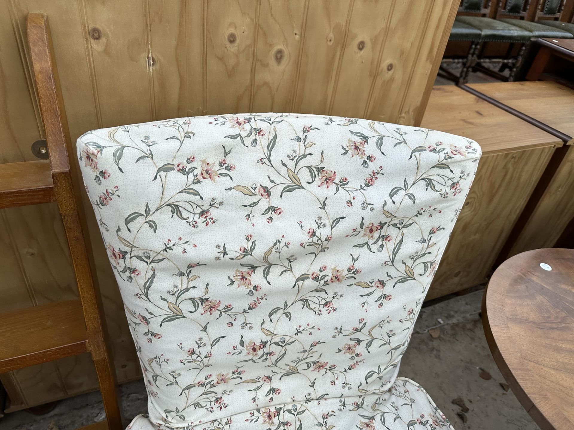 A MODERN FLORAL BEDROOM CHAIR - Image 3 of 3