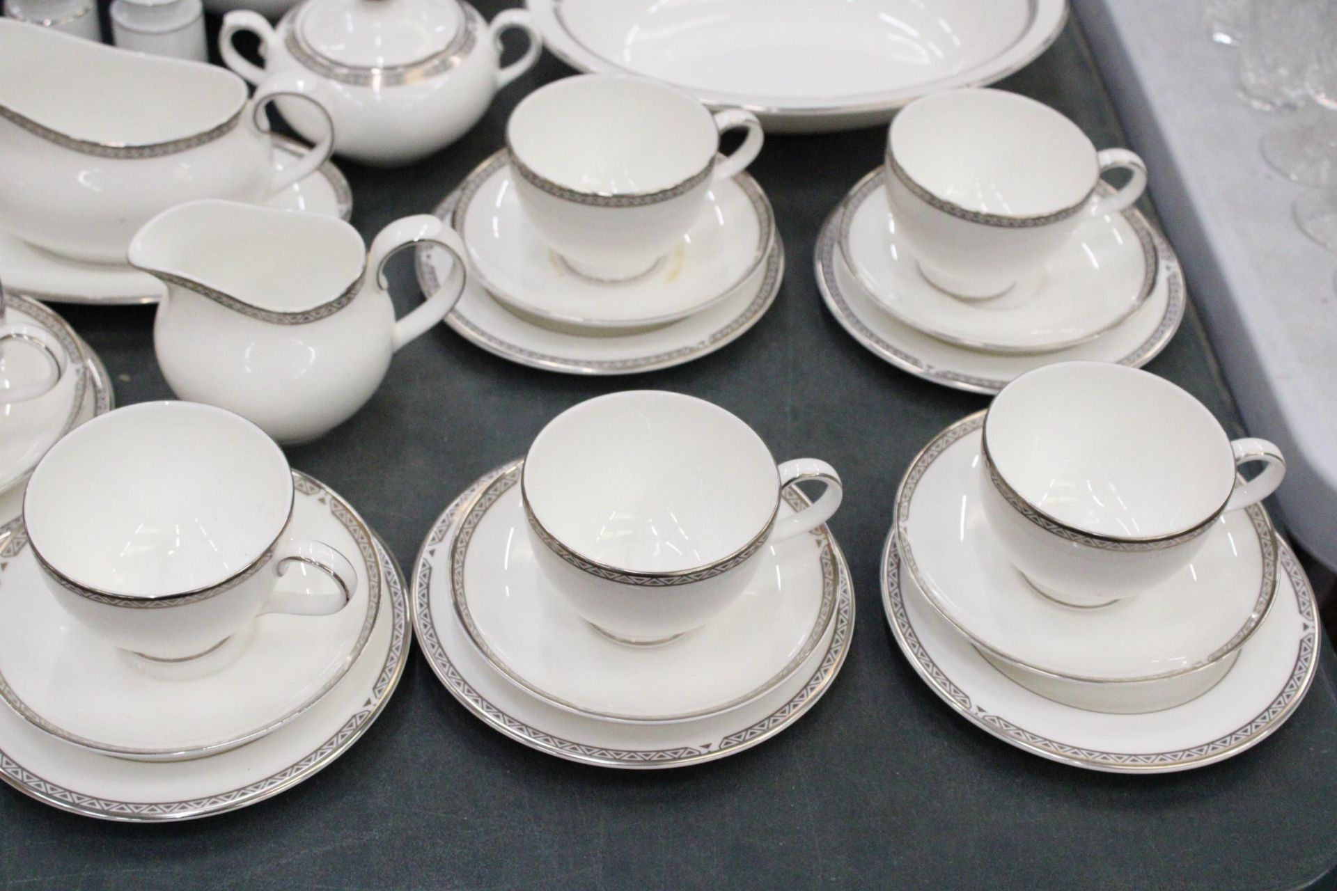 A ROYAL DOULTON 'DRYDEN' DINNER SERVICE TO INCLUDE SERVING BOWLS, VARIOUS SIZES OF PLATES, DESSERT - Image 4 of 6