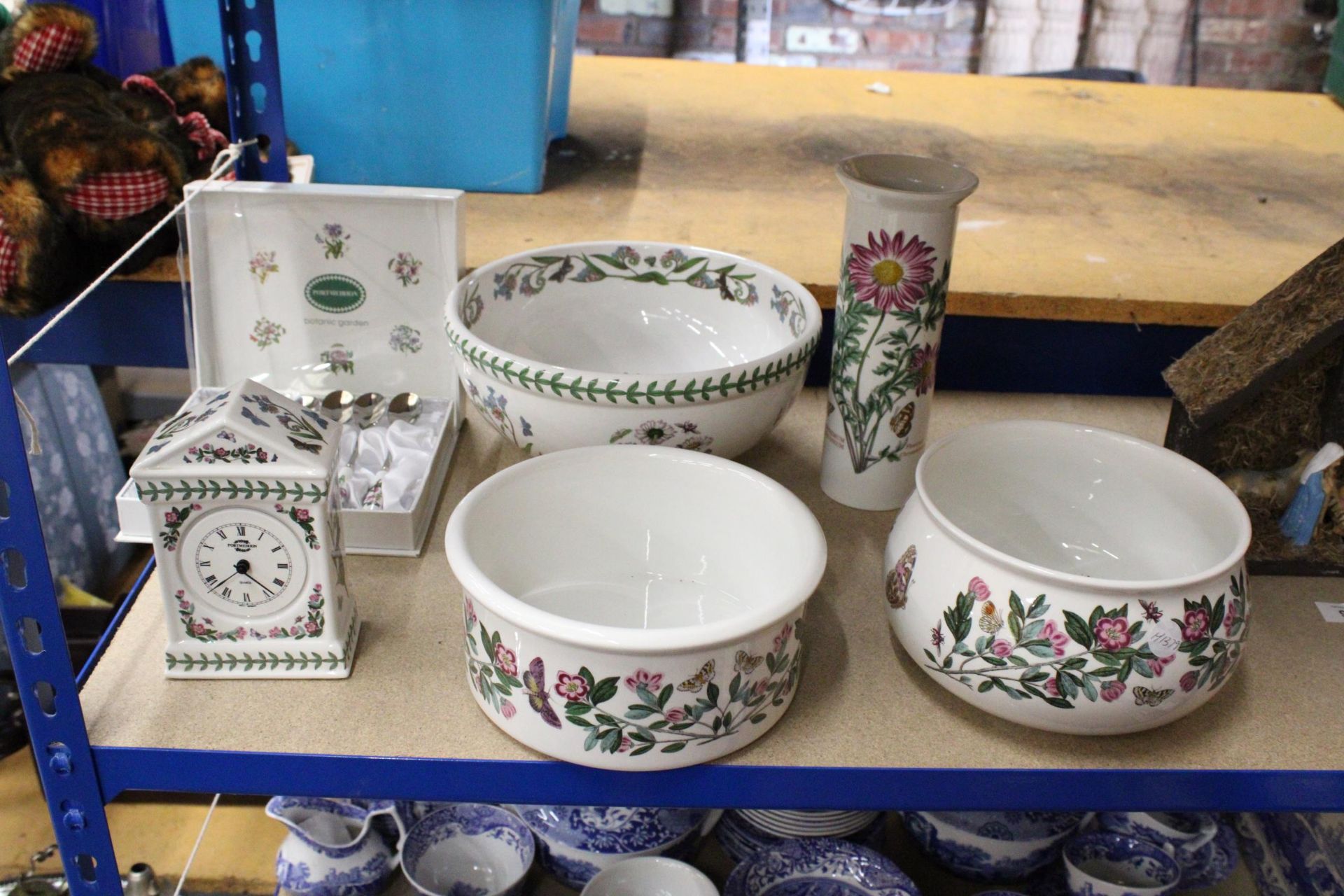 A QUANTITY OF PORTMERION TO INCLUDE BOTANIC GARDEN BOXED SPOONS, CLOCK, LARGE BOWL, VASE, ETC.,