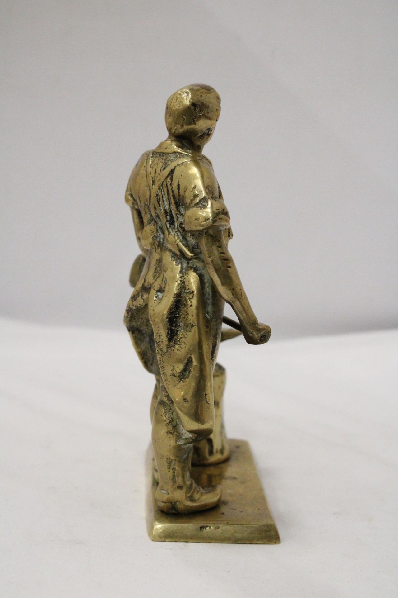 A HEAVY, SOLID, BRASS BLACKSMITH FIGURE, WEIGHS 4 KILOS, HEIGHT 20CM - Image 5 of 5