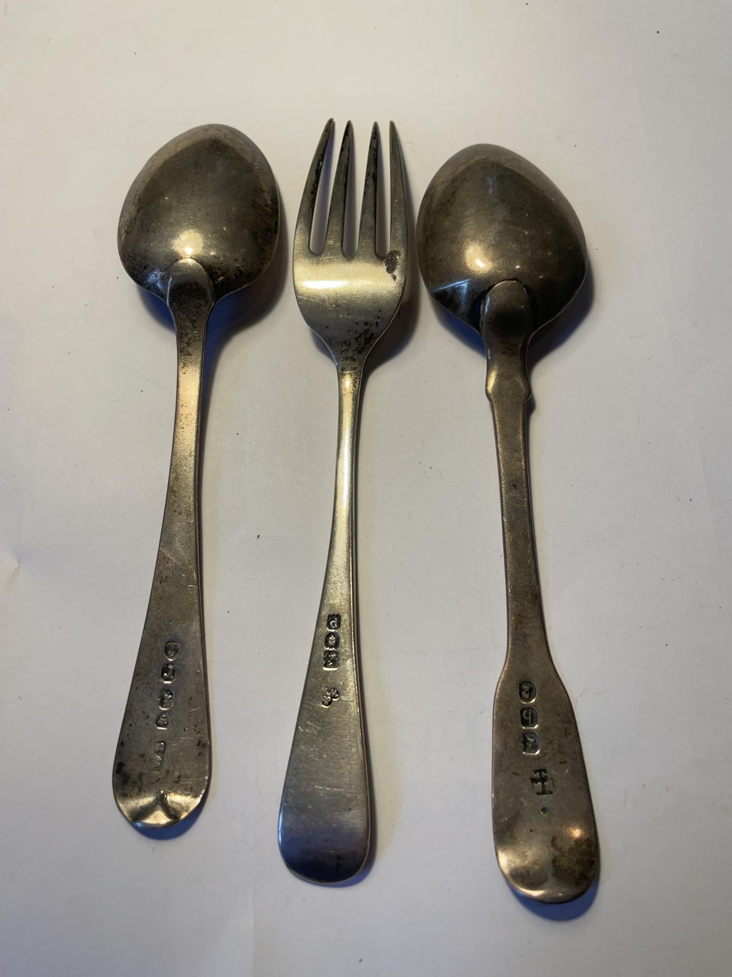 THREE HALLMARKED SILVER ITEMS TO INCLUDE TWO SPOONS AND A FORK - Image 2 of 5