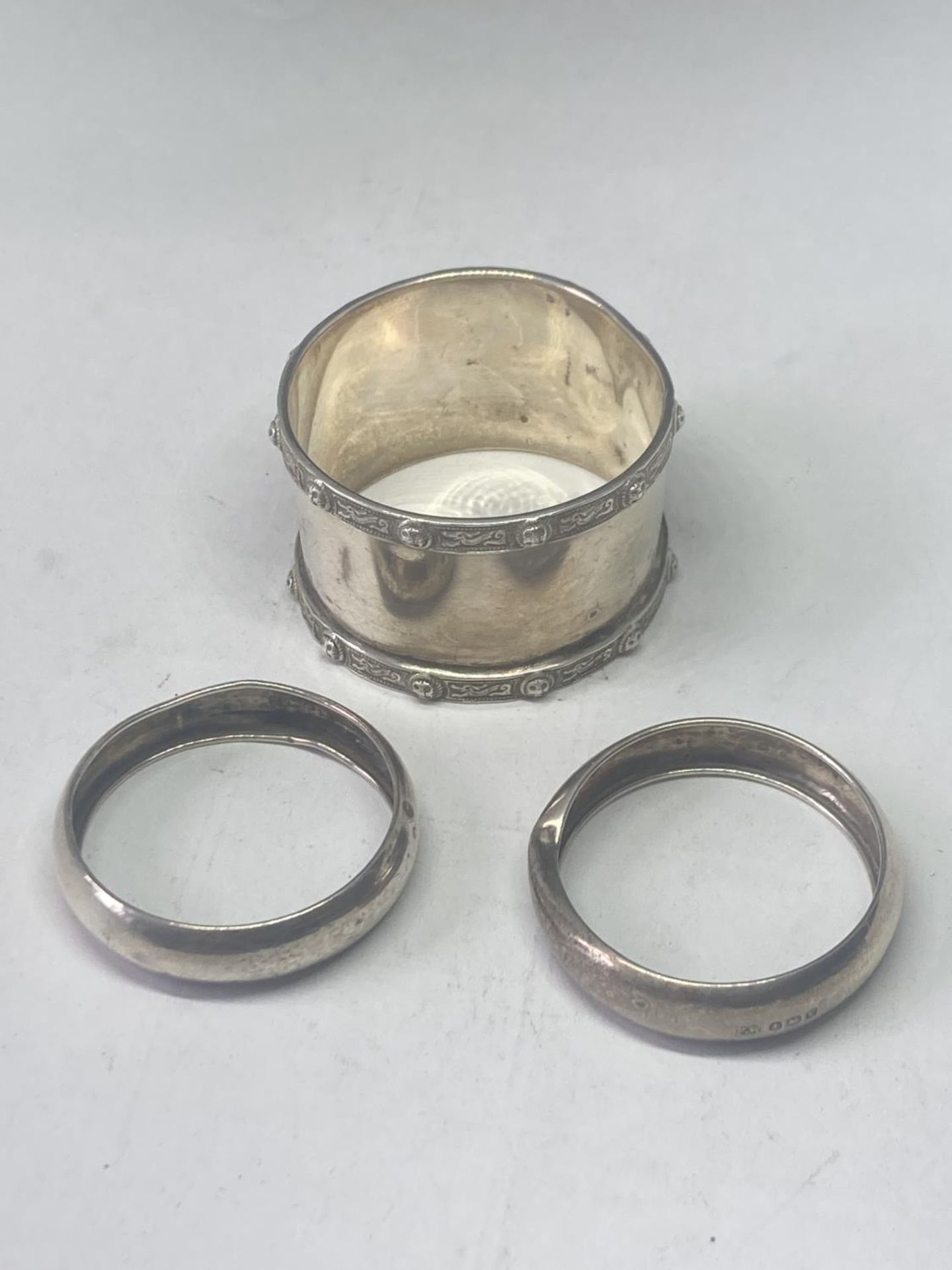 THREE HALLMARKED SILVER NAPKIN RINGS GROSS WEIGHT 41.35 GRAMS - Image 2 of 8