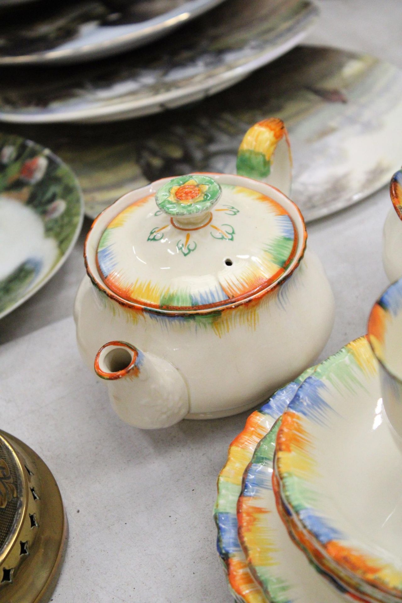 A VINTAGE GRINDLEY, 'CHAMELEON' TEASET TO INCLUDE A TEAPOT, COFFEE POT, SUGAR BOWL, CREAM JUG, CUPS, - Image 3 of 5