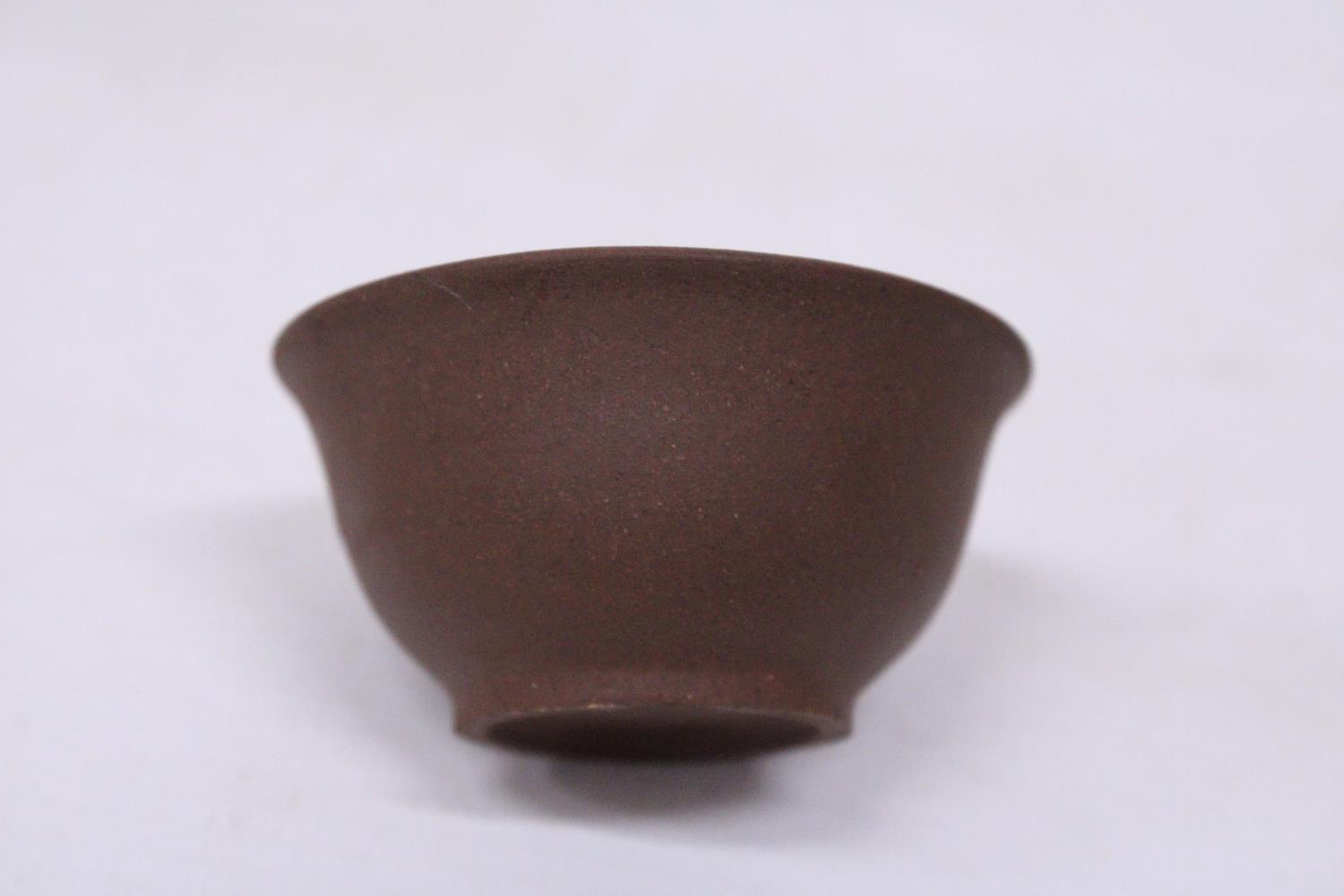A SET OF THREE CHINESE YIXING STYLE CLAY TEA BOWLS, DIAMETER 6CM - Image 4 of 5