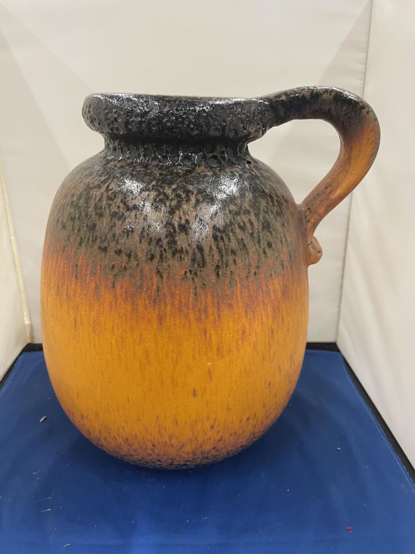 A LARGE STUDIO POTTERY JUG - Image 2 of 8