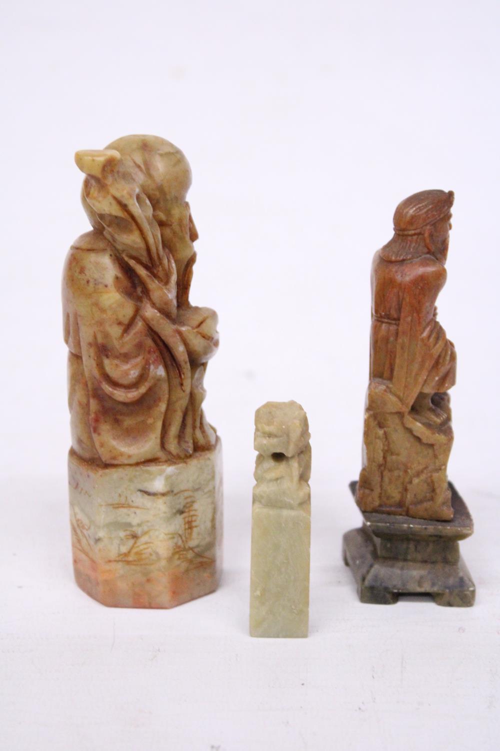 A CHINESE SHOU LAO TAO IMMORTAL CARVED SOAPSTONE SEAL TOGETHER WITH TWO FURTHER CARVINGS - Image 4 of 5