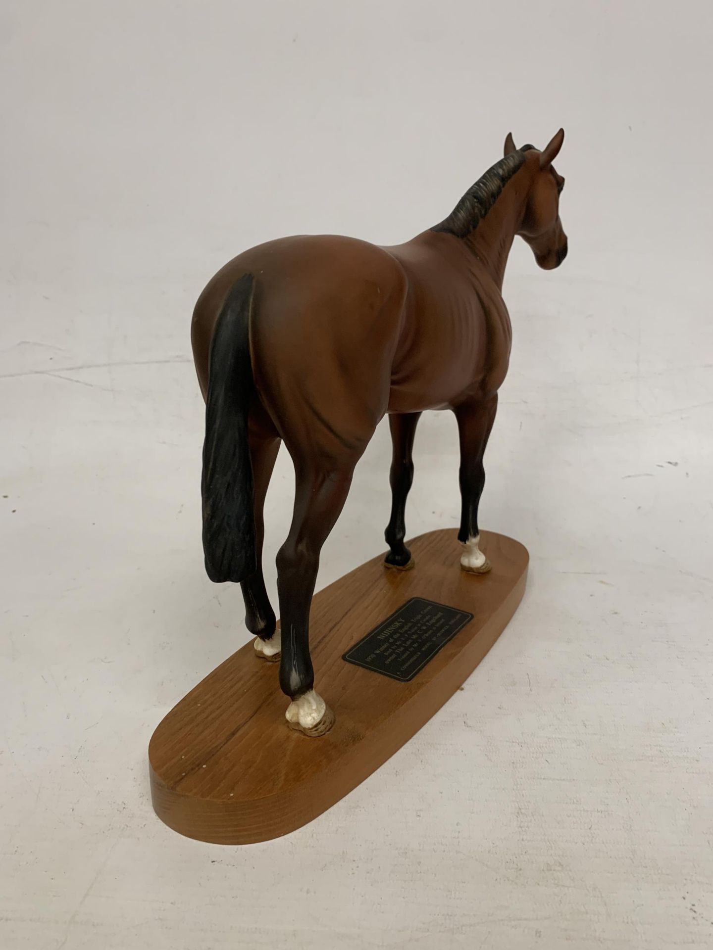 A BESWICK "NIJINSKY" HORSE FIGURINE FROM THE CONNOISSEUR HORSES SERIES WINNER OF THE TRIPLE CROWN - Image 3 of 5