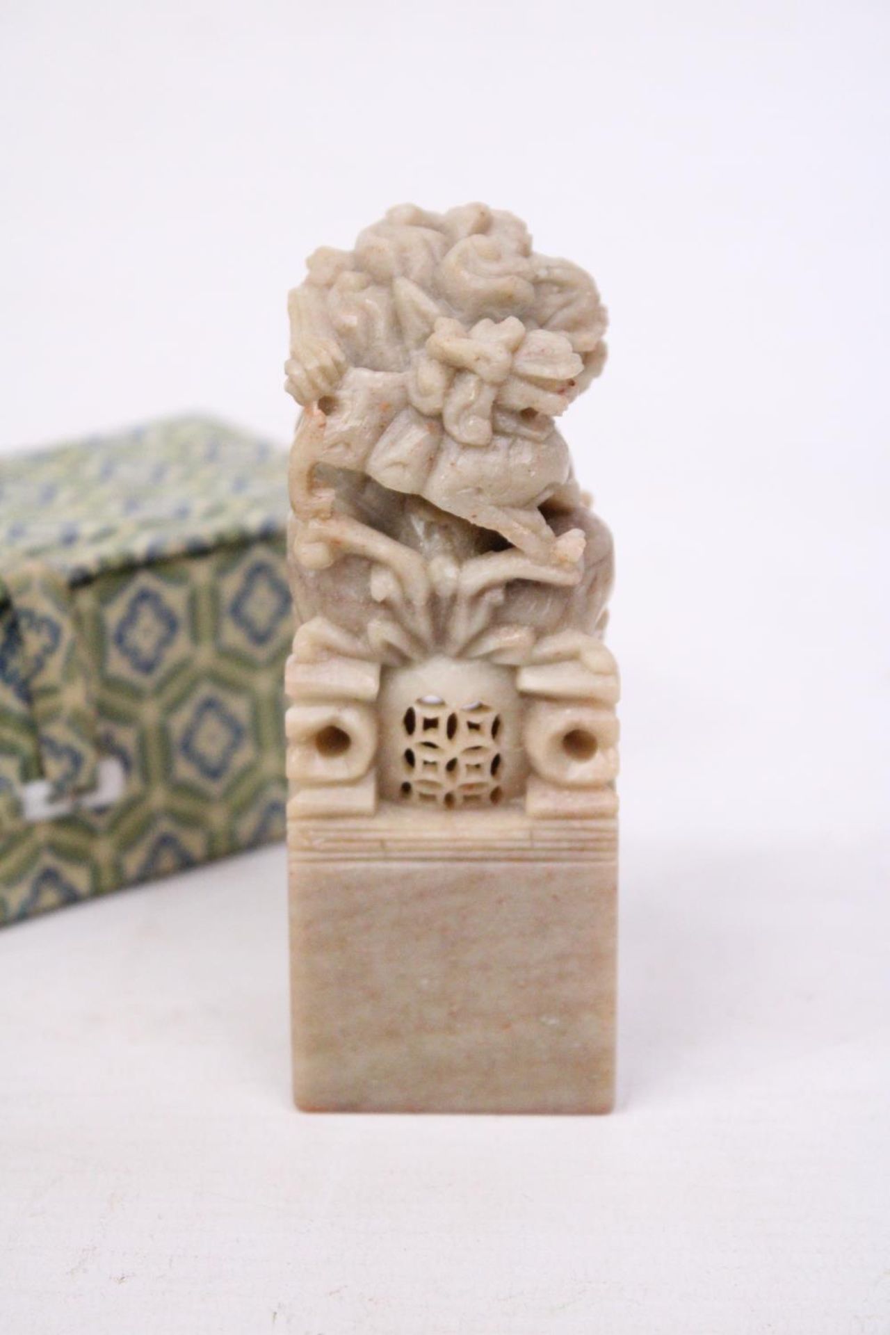 A CHINESE HAND CARVED SOAPSTONE FOO DOG SEAL - Image 4 of 6