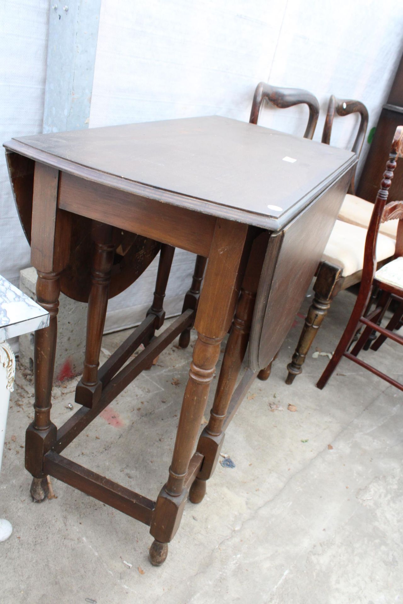 A MID 20TH CENTURY OVAL GATE-LEG TABLE - Image 2 of 2