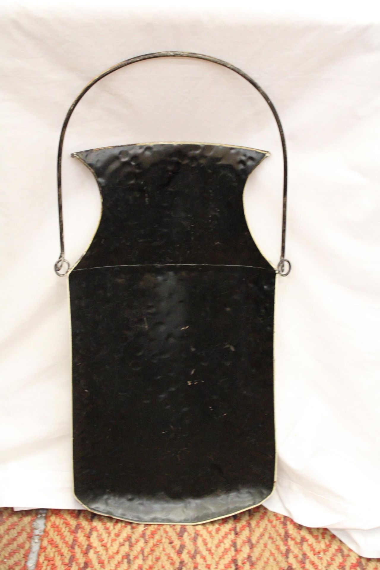 A METAL WALL HANGING CHURN, WITH THE IMAGE OF A ROOSTER ON A COW, 28CM X 53CM - Image 4 of 4
