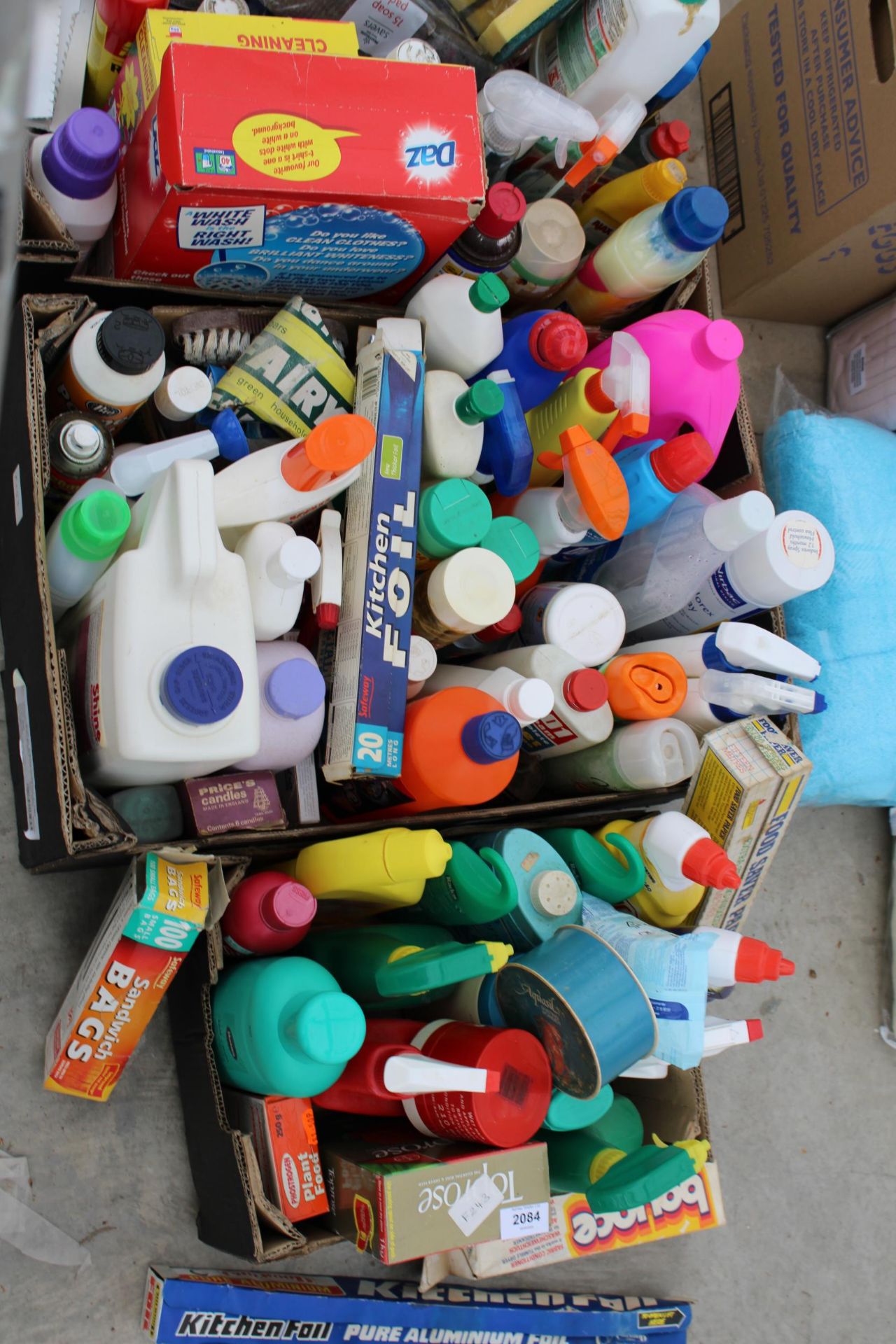 A LARGE ASSORTMENT OF VARIOUS CLEANING PRODUCTS - Image 2 of 3