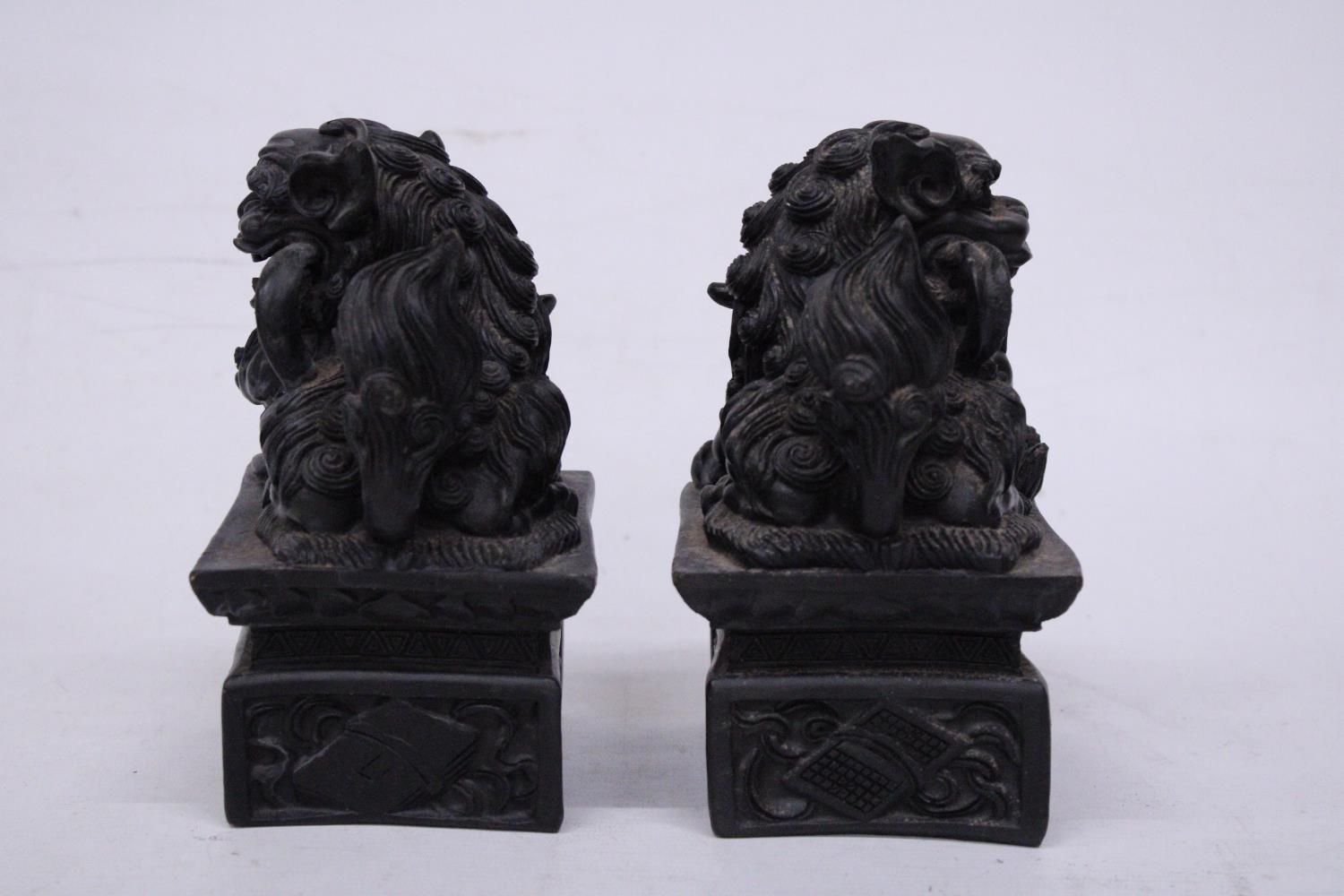 A VINTAGE PAIR OF CHINESE FOO FU DOG/GUARDIAN LION FIGURES - Image 4 of 4