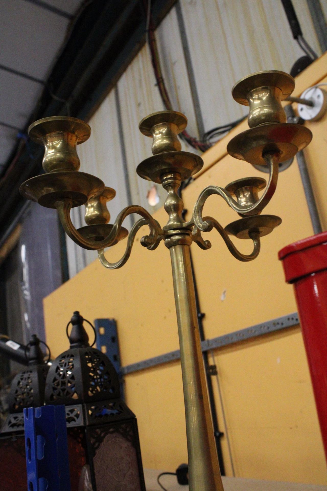 A LARGE SOLID BRASS CANDELABRA - APPROXIMATELY 48CM - Image 5 of 5