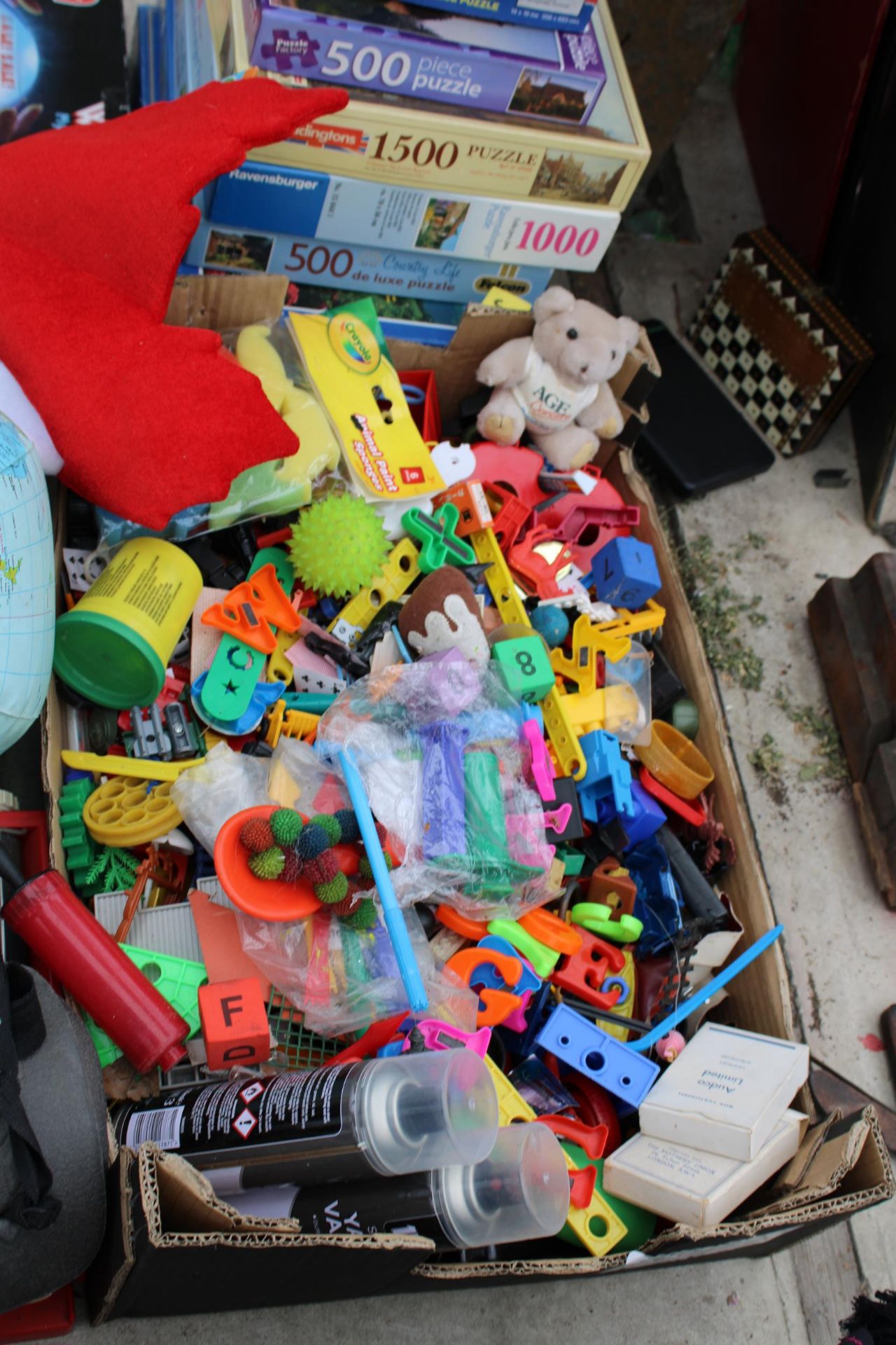 AN ASSORTMENT OF TOYS AND GAMES TO INCLUDE JIGSAW PUZZLES, MASKS AND BUILDING BLOCKS ETC - Image 4 of 4