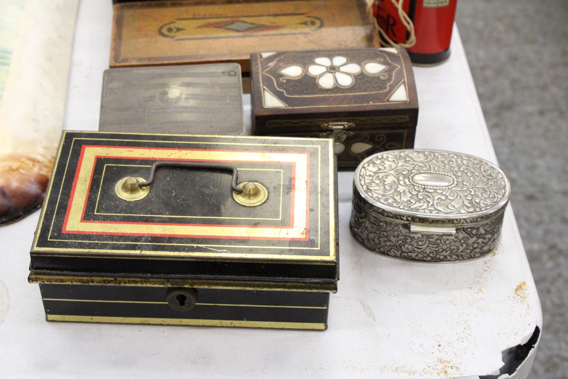 NINE VINTAGE TINS AND BOXES TO INCLUDE A POST BOX MONEY BOX, CASH TIN, PENCIL BOX, GLOVE BOX, ETC - Image 2 of 6