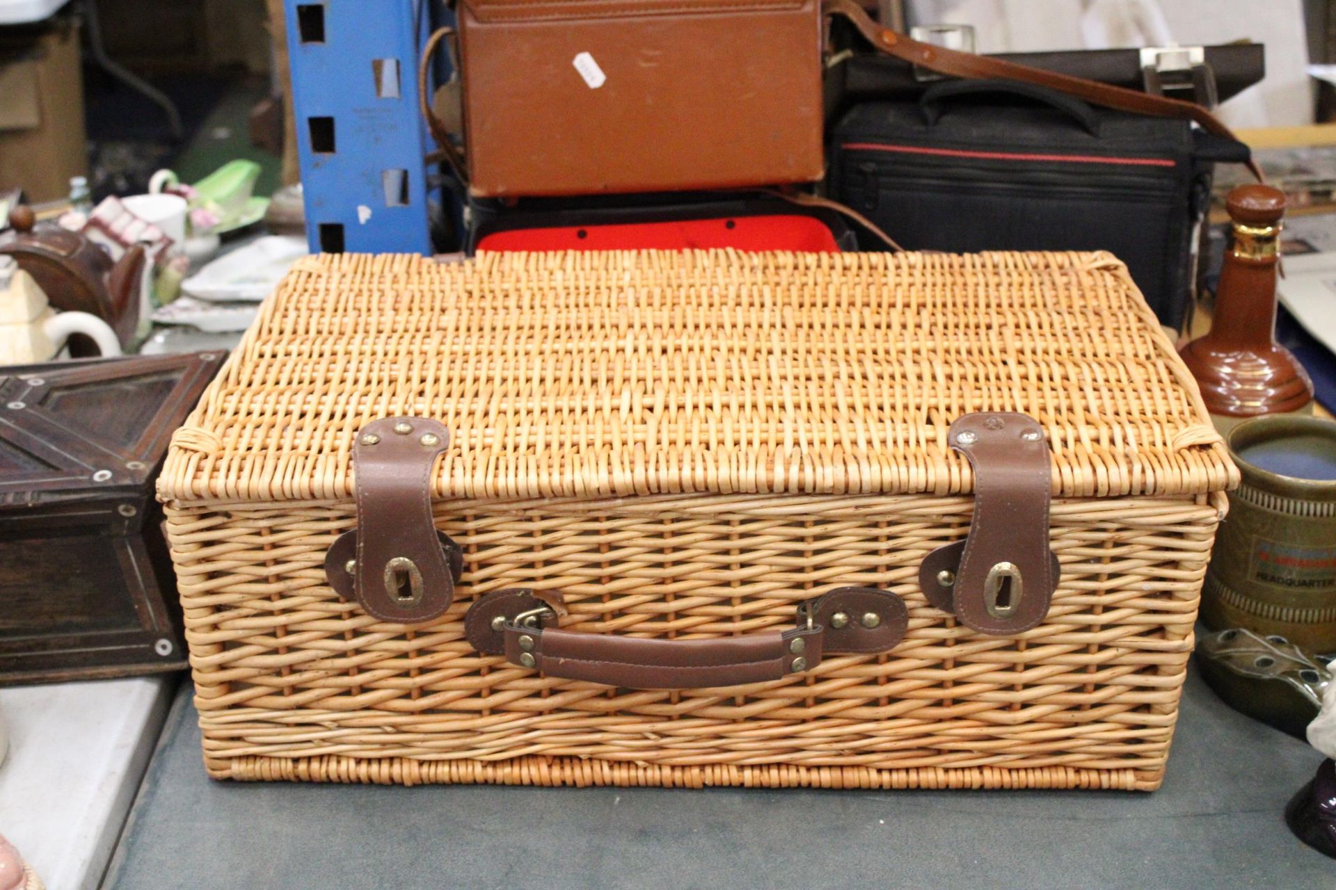 A LARGE WICKER PICNIC HAMPER CONTAINING CERAMIC CUPS AND PLATES, PLUS CUTLERY, A BOTTLE OPENER AND - Image 5 of 5