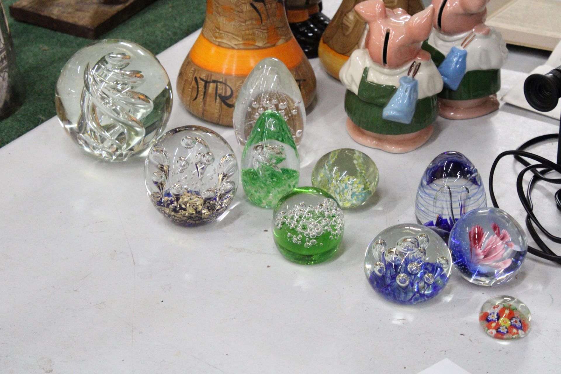A COLLECTION OF 10 GLASS PAPERWEIGHTS TO INCLUDE CONTROLLED BUBBLES, ETC - Image 5 of 5