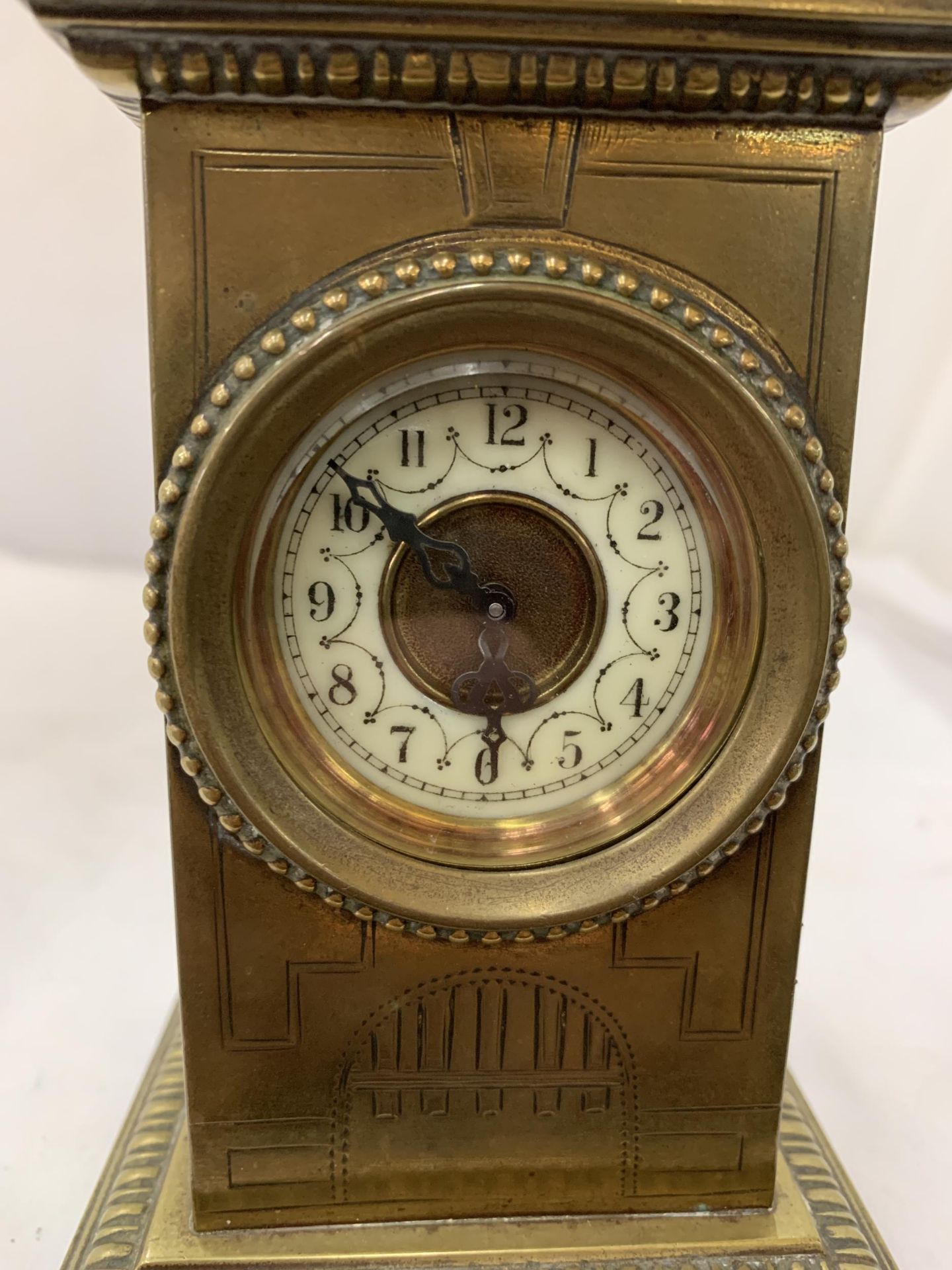A VINTAGE BRASS MANTEL CLOCK ON A MARBLE BASE, WITH FOUR SPIRES TO THE TOP. WORKING WHEN - Bild 2 aus 9