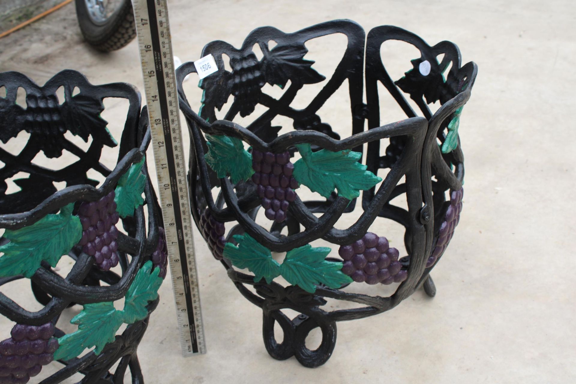 A PAIR OF DECORATIVE METAL PLANT POT HOLDERS WITH GRAPE DETAIL - Image 2 of 3