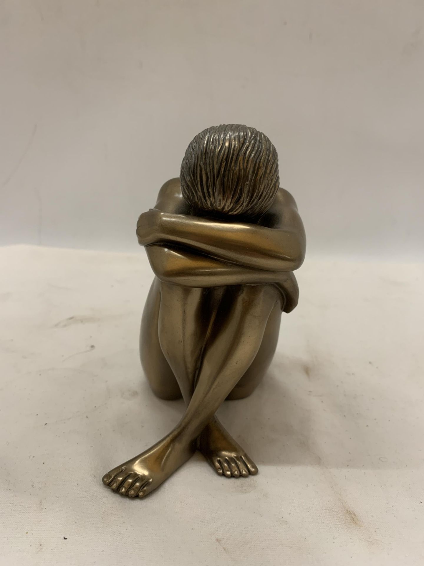 A BRONZE COLOURED ART DECO NUDE ORNAMENT - APPROXIMATELY 16CM HIGH - Image 2 of 6