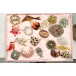 A COLLECTION OF TWENTY ONE VINTAGE AND MODERN, COSTUME JEWELLERY BROOCHES