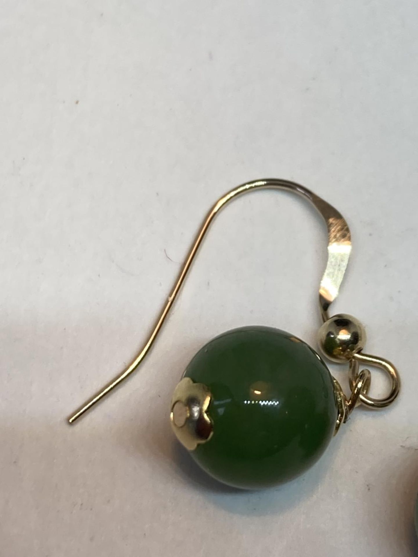 A PAIR OF MARKED 9K EARRINGS WITH GREEN CHALCEDONY STONES - Image 3 of 8