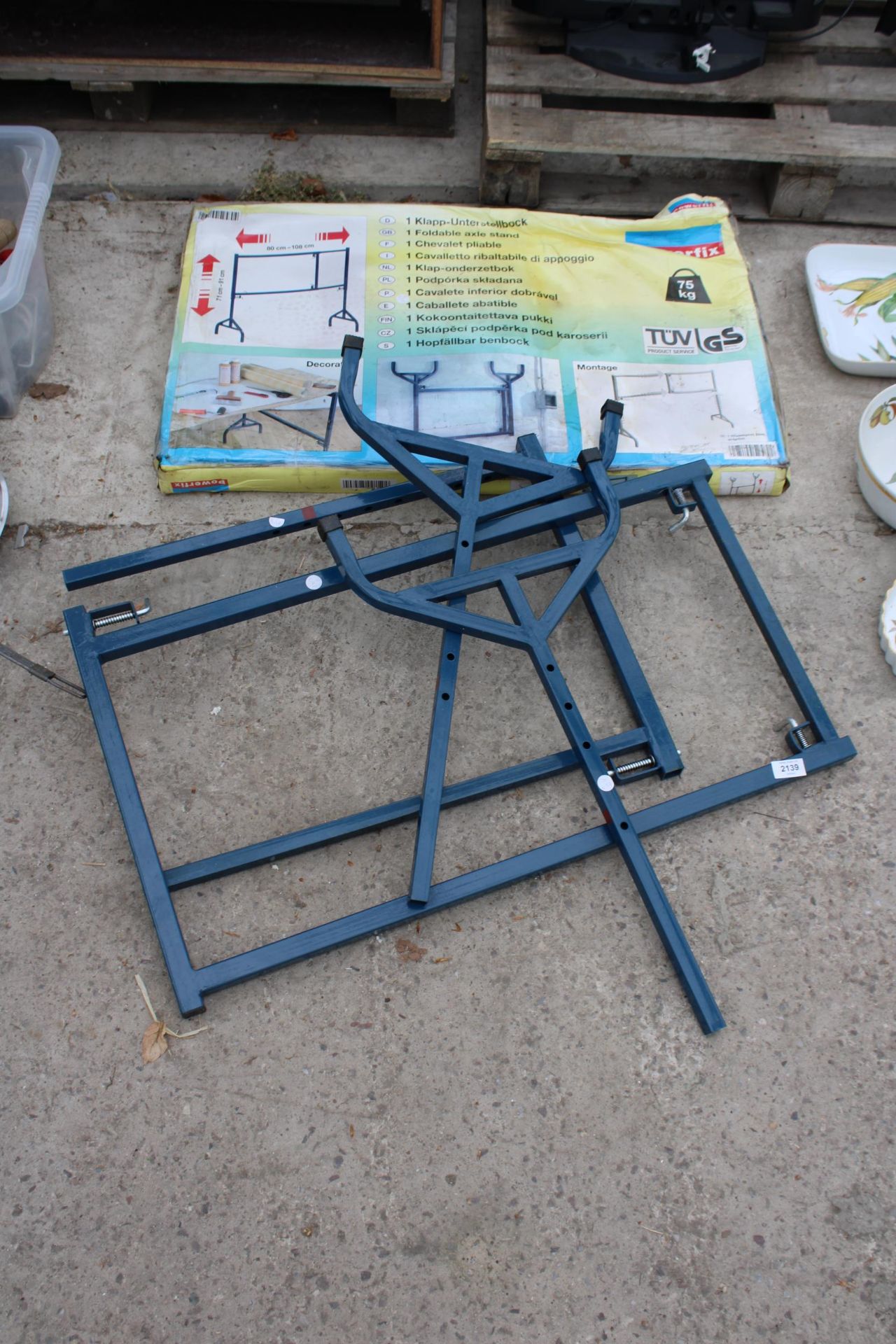 AN AS NEW FOLDABLE AXLE STAND